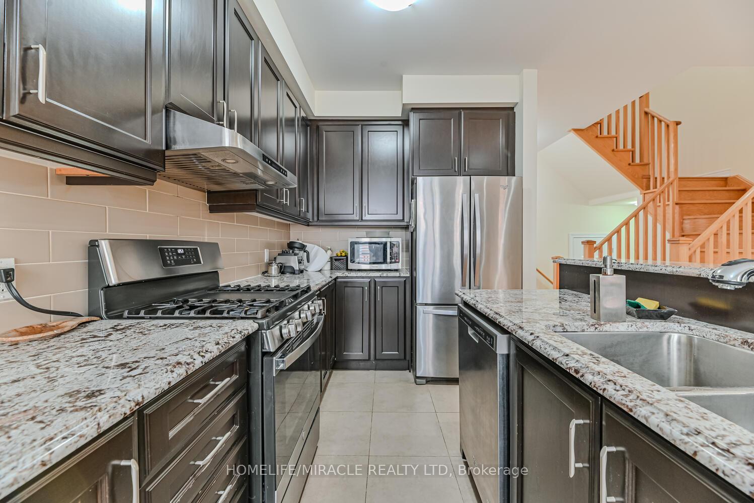 Photo 6 of 105 Sky Harbour Drive, Brampton, Bram West — HOMEH