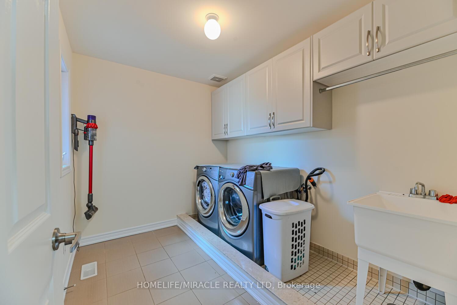 Photo 11 of 105 Sky Harbour Drive, Brampton, Bram West — HOMEH