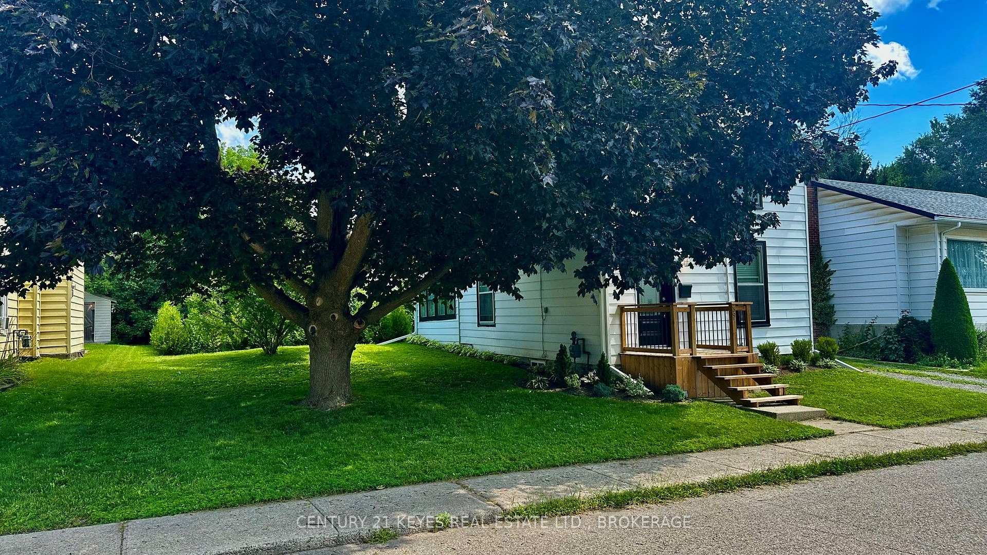 Photo 5 of 39 Amy Street, Brockville, Brockville — HOMEH