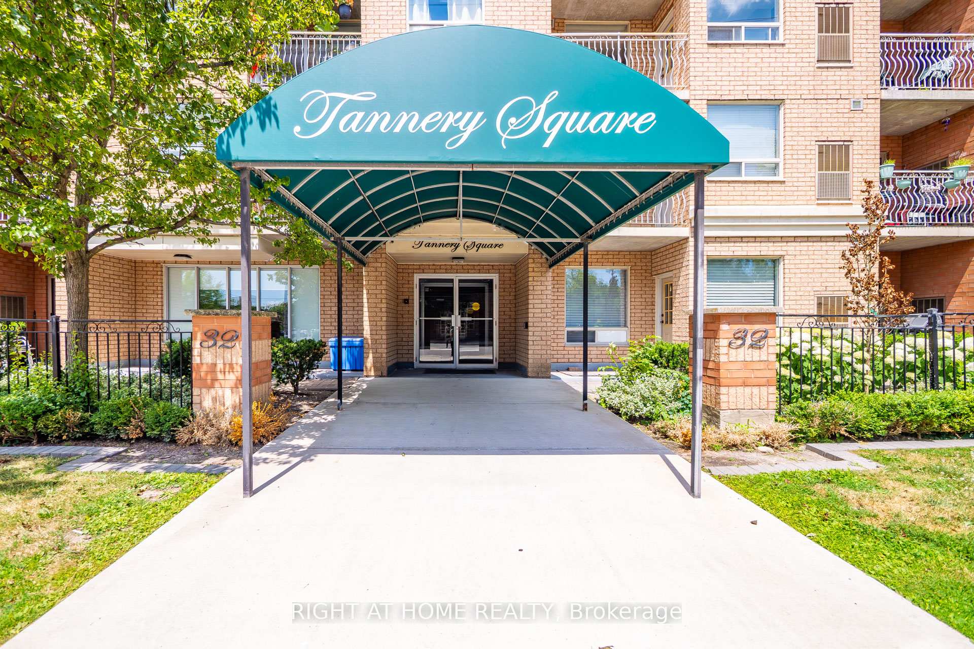 Photo 1 of Unit 607, 32 Tannery Street, Mississauga, Streetsville — HOMEH