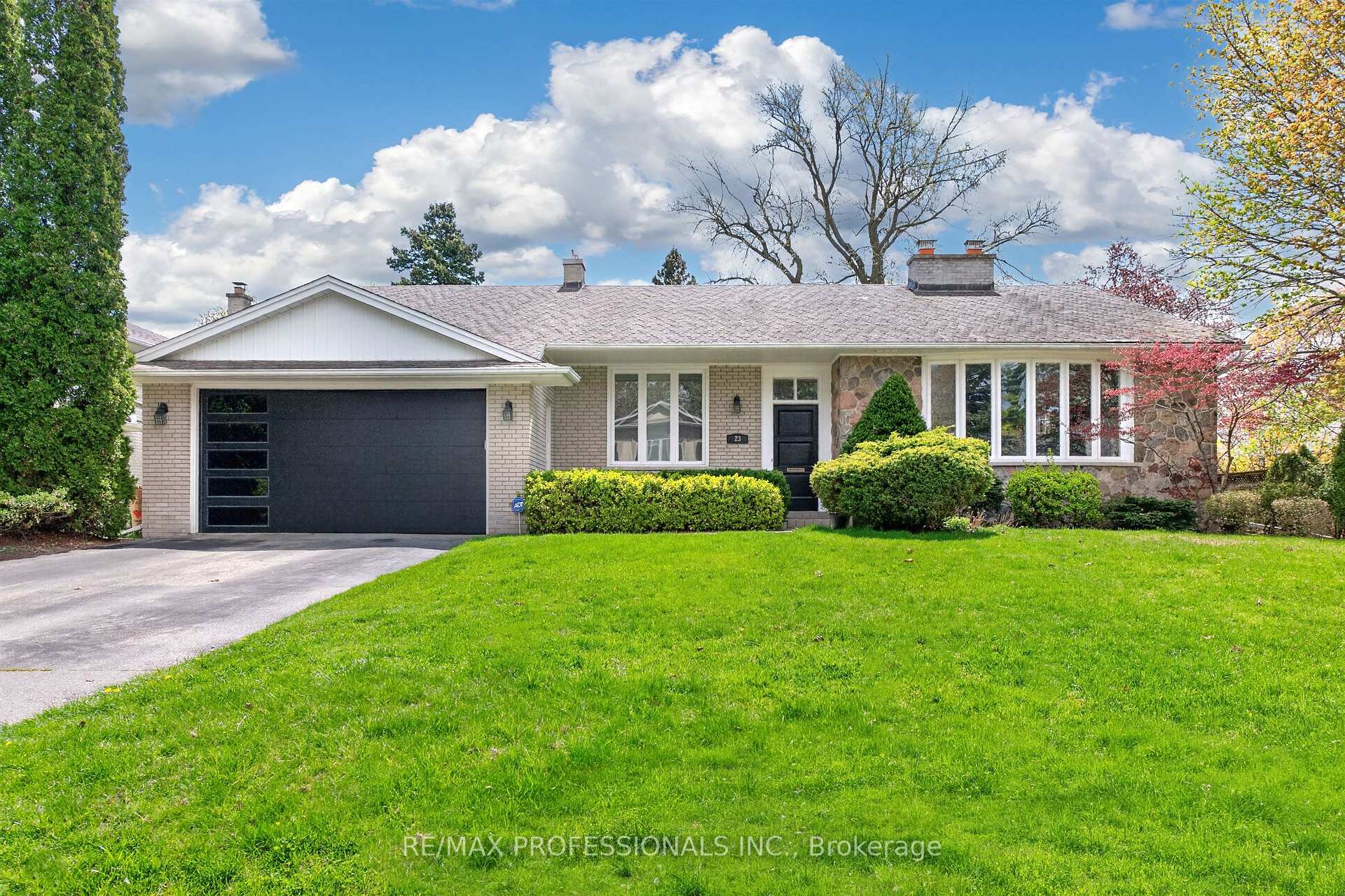 Photo 1 of 23 Ravensbourne Crescent, Etobicoke, Princess-Rosethorn — HOMEH
