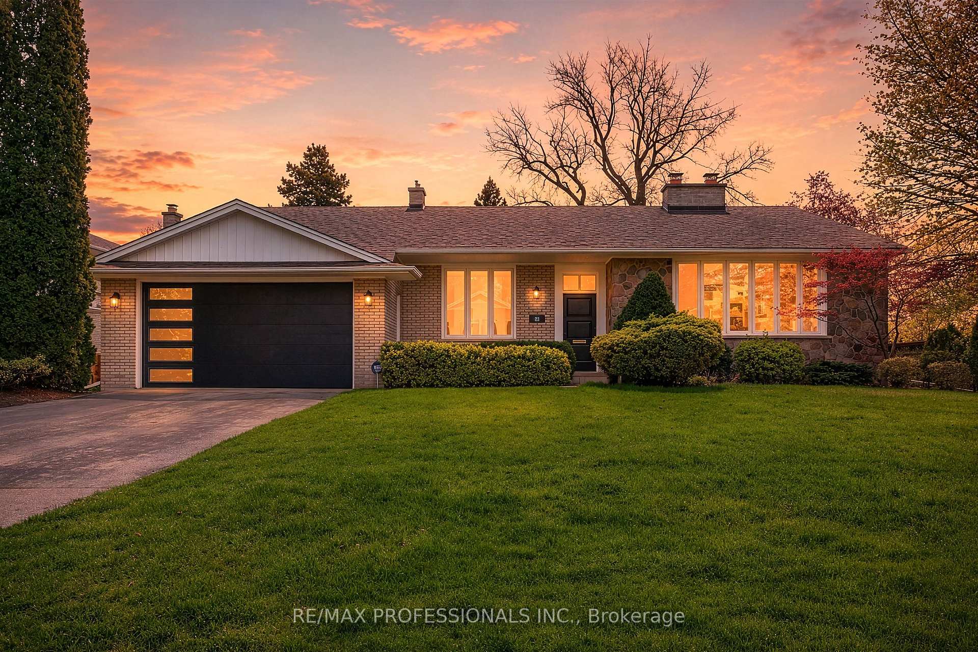 Photo 2 of 23 Ravensbourne Crescent, Etobicoke, Princess-Rosethorn — HOMEH