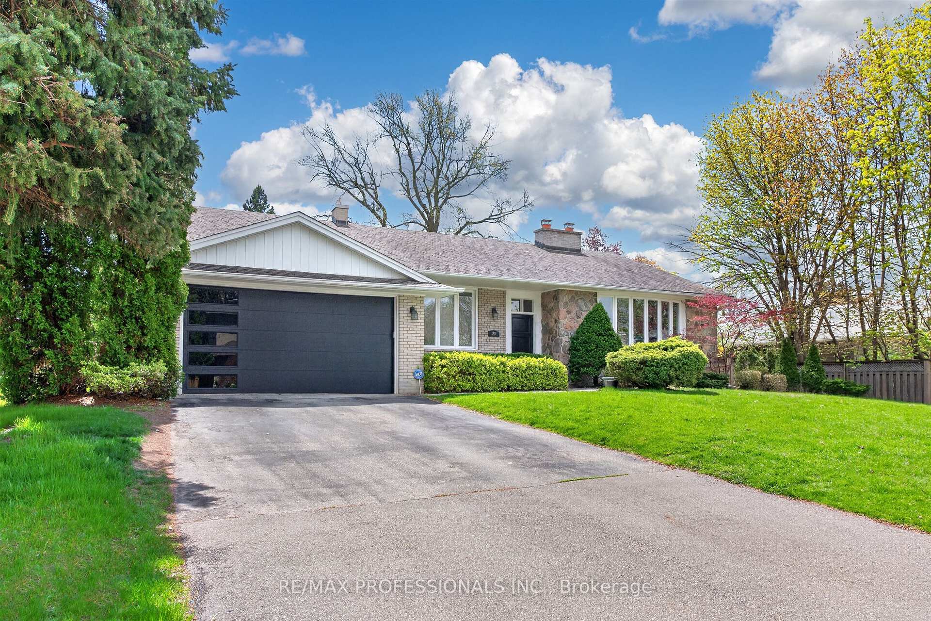 Photo 3 of 23 Ravensbourne Crescent, Etobicoke, Princess-Rosethorn — HOMEH