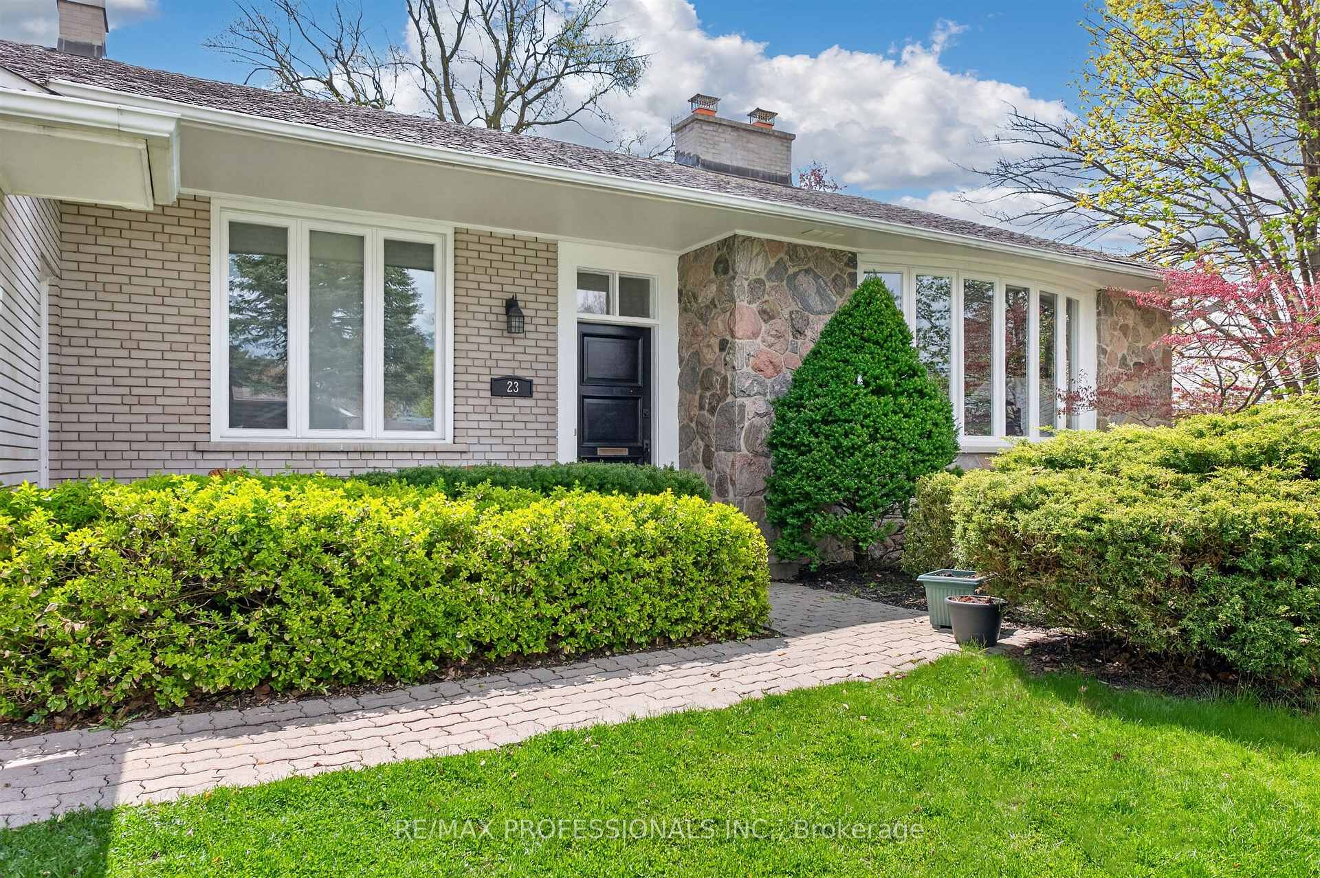 Photo 4 of 23 Ravensbourne Crescent, Etobicoke, Princess-Rosethorn — HOMEH