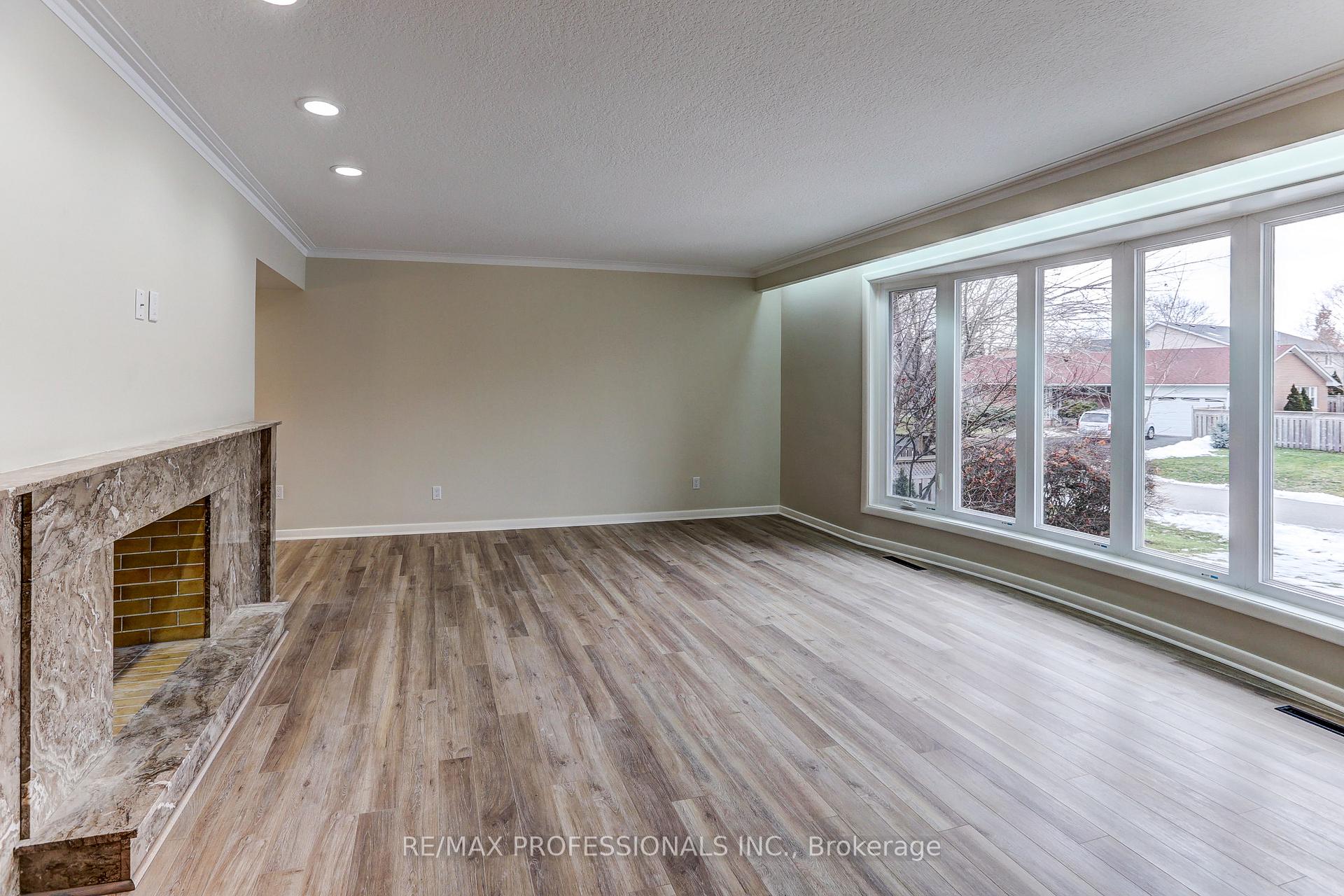 Photo 6 of 23 Ravensbourne Crescent, Etobicoke, Princess-Rosethorn — HOMEH