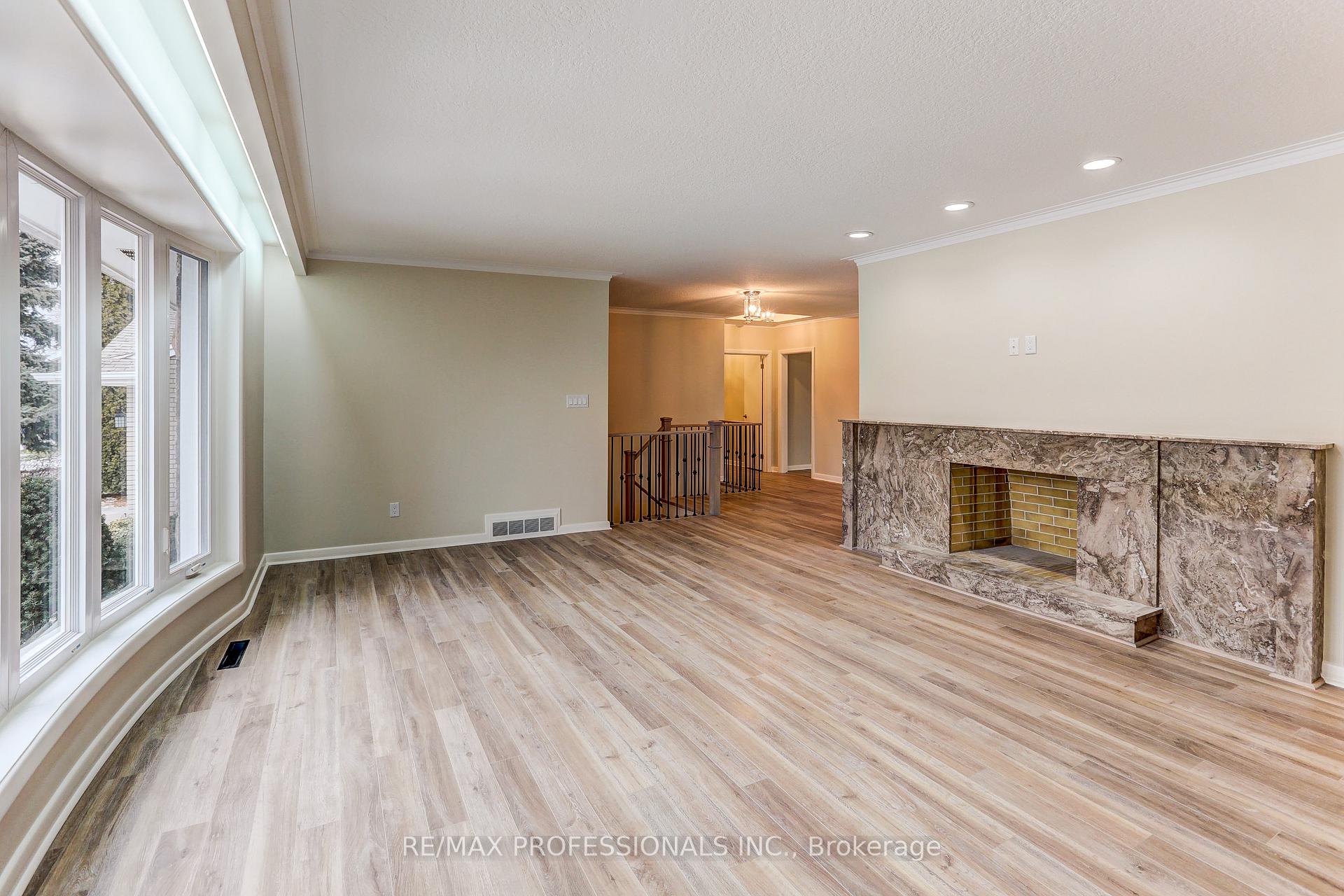 Photo 7 of 23 Ravensbourne Crescent, Etobicoke, Princess-Rosethorn — HOMEH