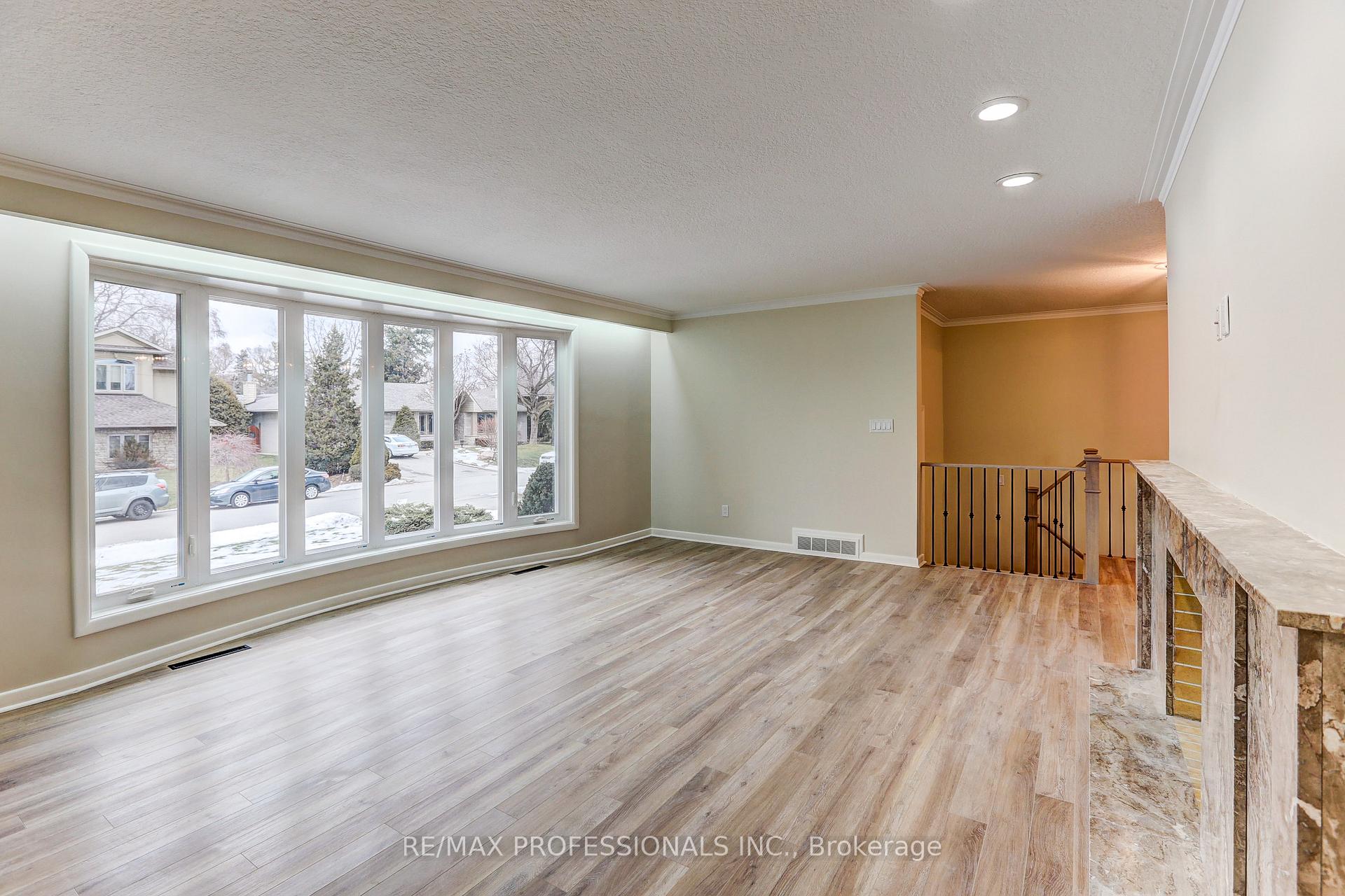 Photo 9 of 23 Ravensbourne Crescent, Etobicoke, Princess-Rosethorn — HOMEH