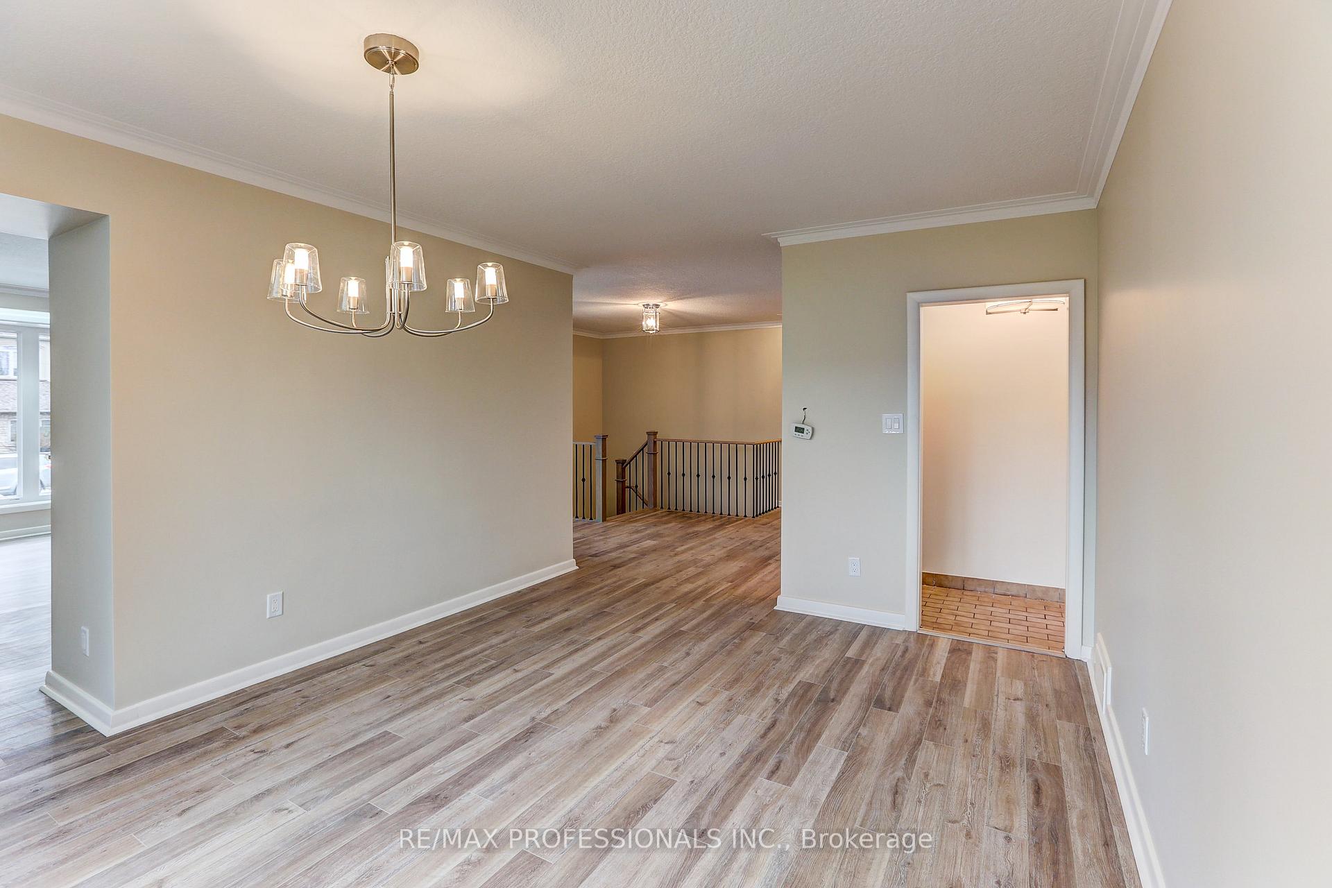 Photo 10 of 23 Ravensbourne Crescent, Etobicoke, Princess-Rosethorn — HOMEH