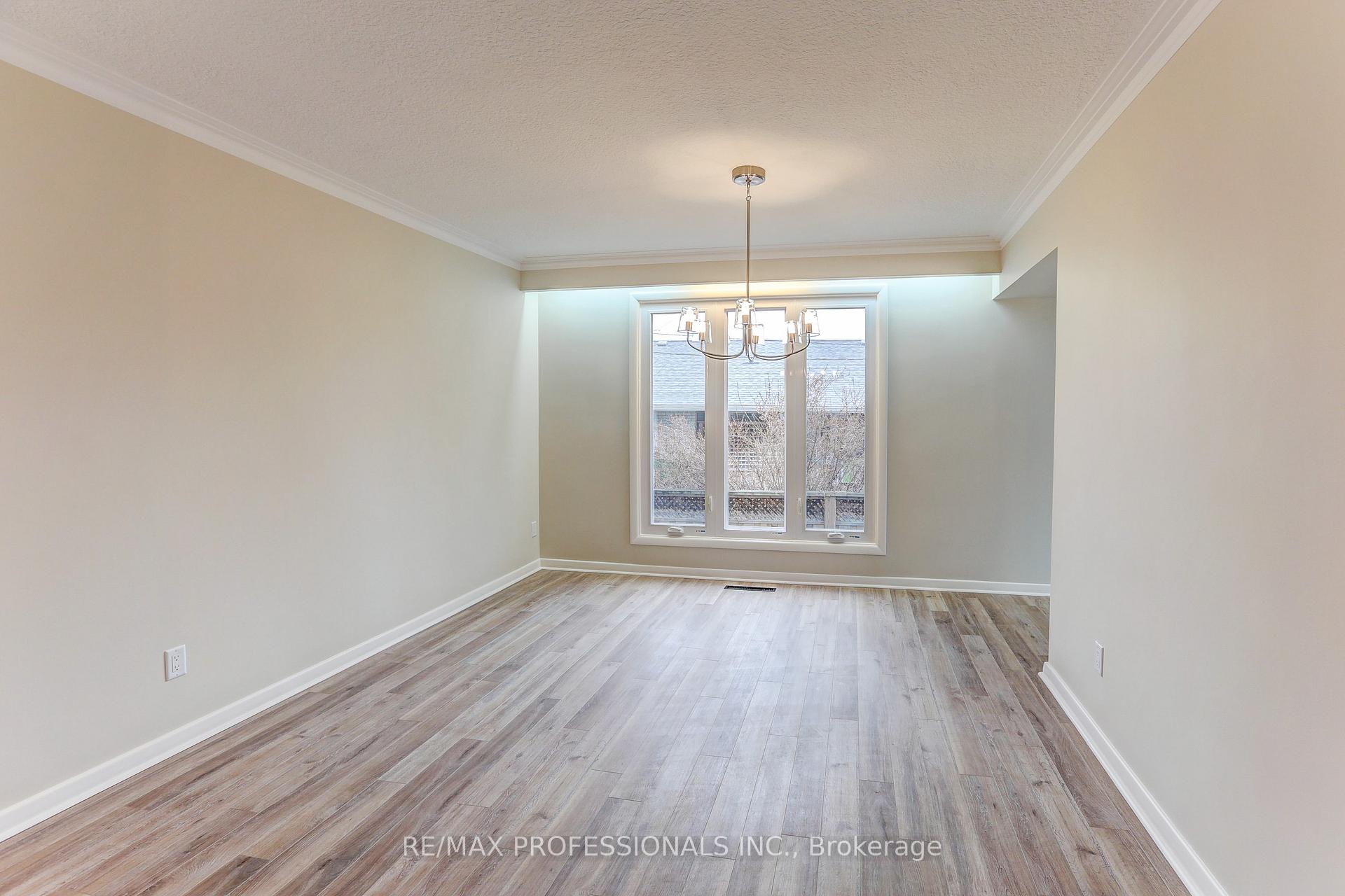 Photo 12 of 23 Ravensbourne Crescent, Etobicoke, Princess-Rosethorn — HOMEH