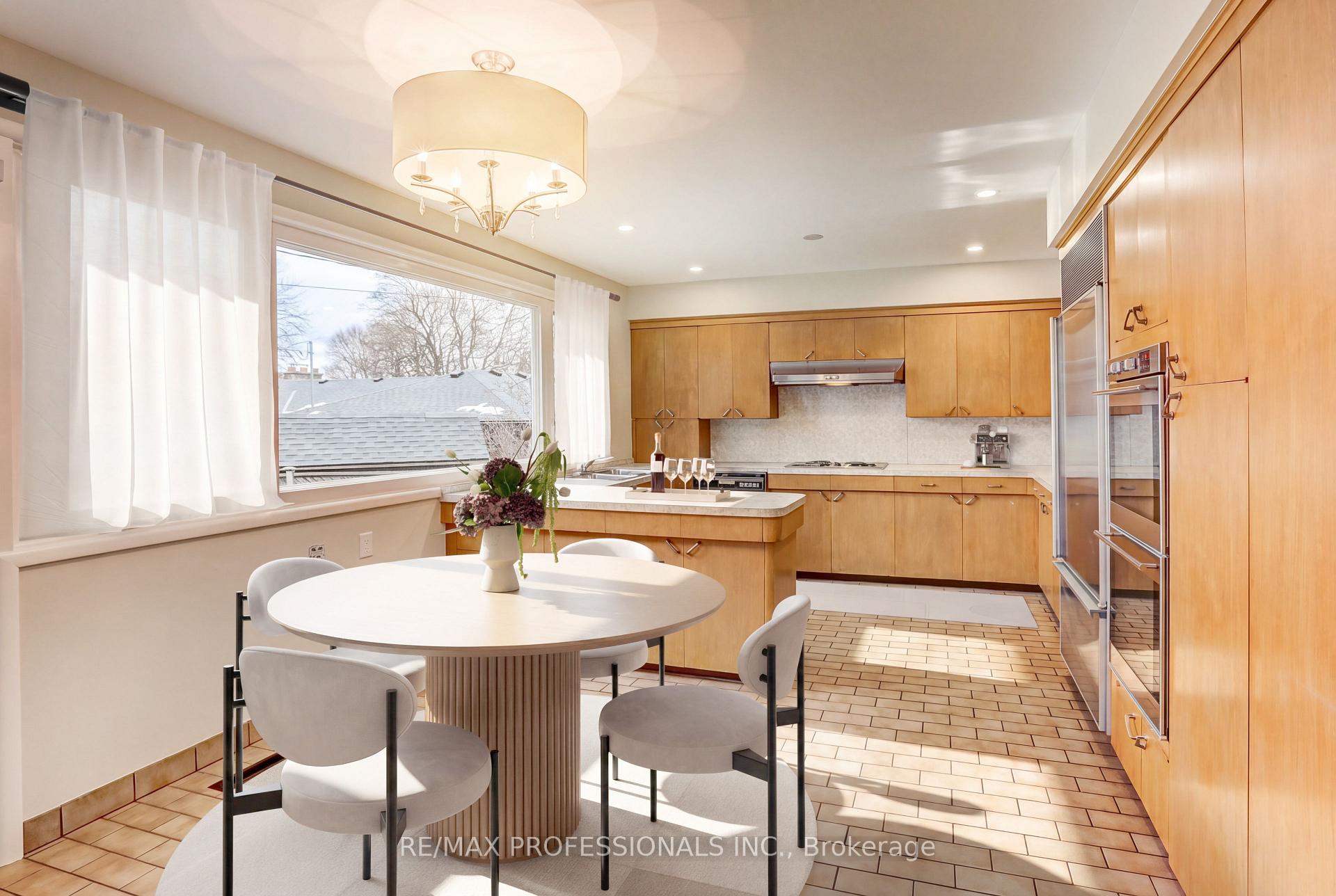 Photo 13 of 23 Ravensbourne Crescent, Etobicoke, Princess-Rosethorn — HOMEH