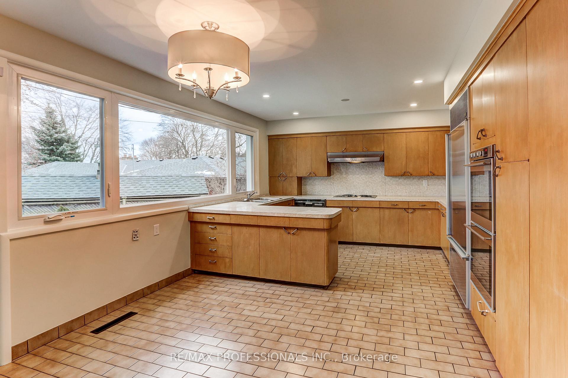 Photo 14 of 23 Ravensbourne Crescent, Etobicoke, Princess-Rosethorn — HOMEH