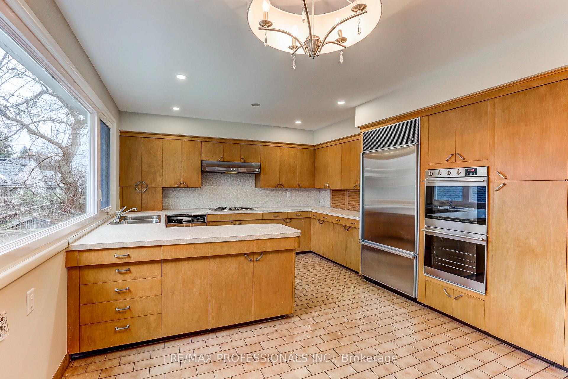 Photo 15 of 23 Ravensbourne Crescent, Etobicoke, Princess-Rosethorn — HOMEH