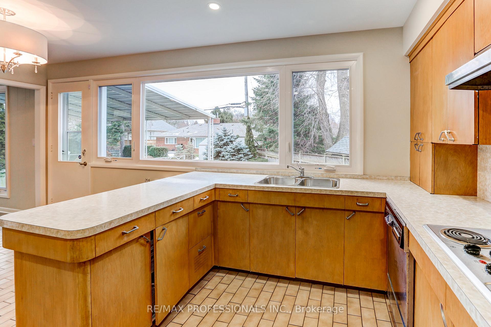 Photo 16 of 23 Ravensbourne Crescent, Etobicoke, Princess-Rosethorn — HOMEH