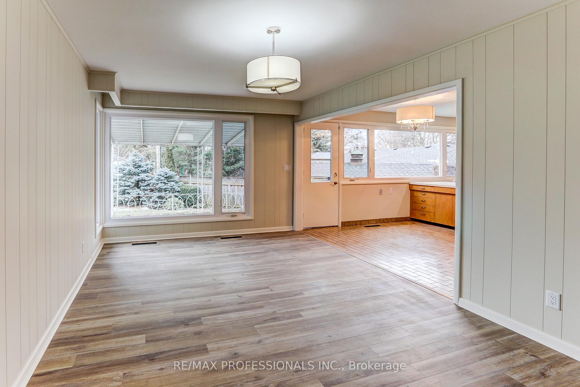 Photo 21 of 23 Ravensbourne Crescent, Etobicoke, Princess-Rosethorn — HOMEH