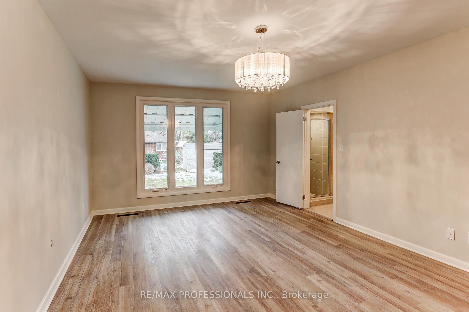 Photo 25 of 23 Ravensbourne Crescent, Etobicoke, Princess-Rosethorn — HOMEH