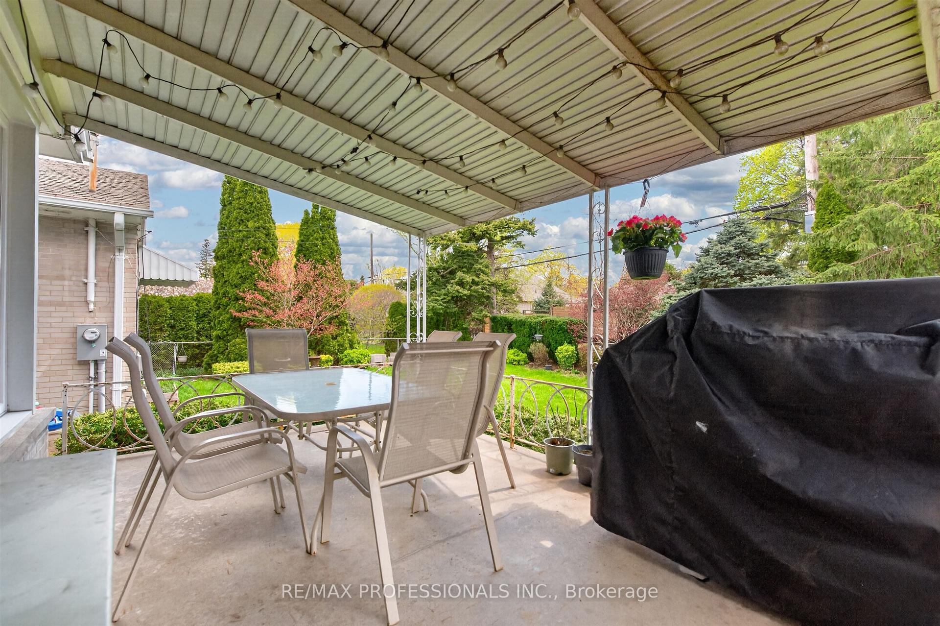Photo 39 of 23 Ravensbourne Crescent, Etobicoke, Princess-Rosethorn — HOMEH