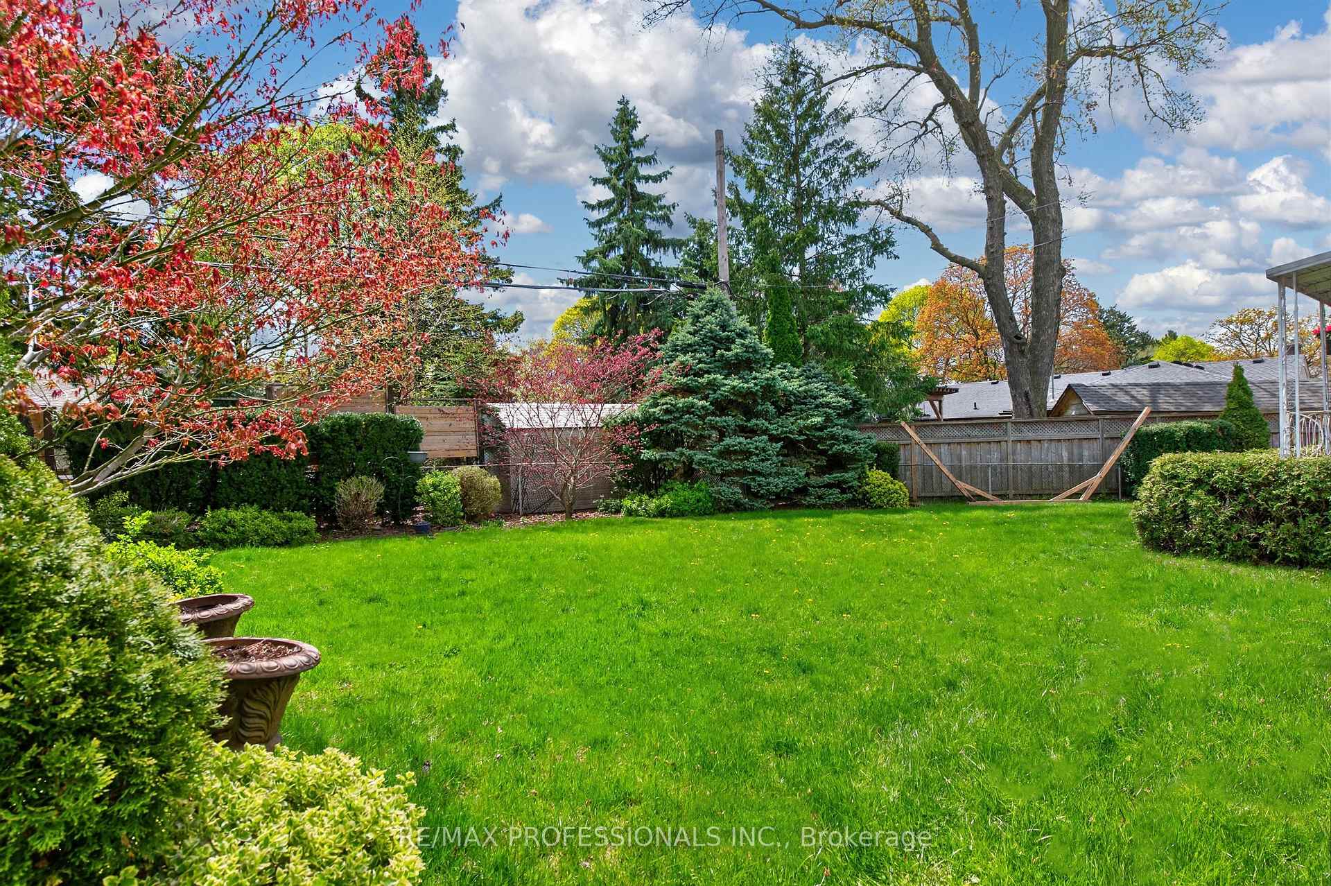 Photo 41 of 23 Ravensbourne Crescent, Etobicoke, Princess-Rosethorn — HOMEH