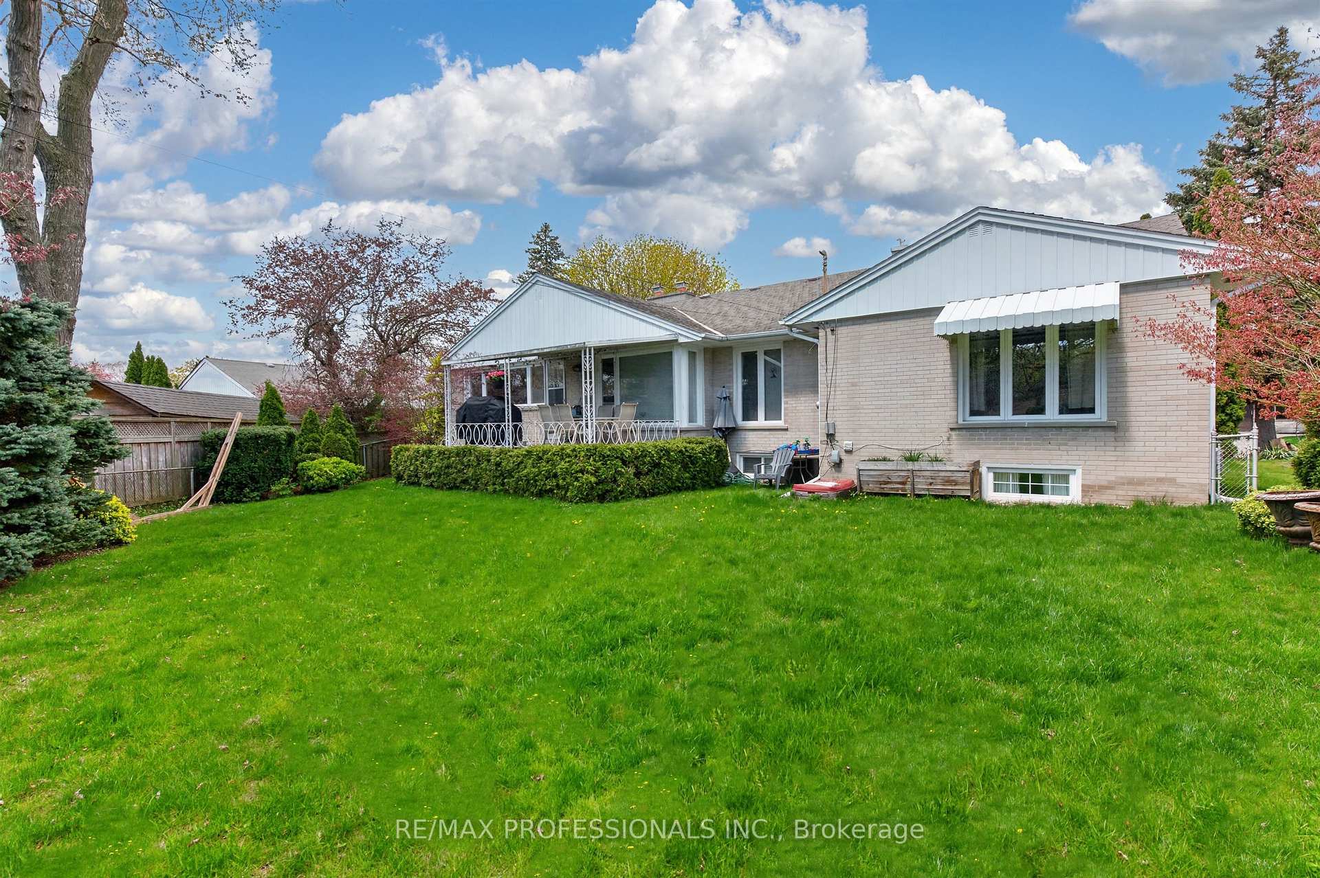 Photo 43 of 23 Ravensbourne Crescent, Etobicoke, Princess-Rosethorn — HOMEH