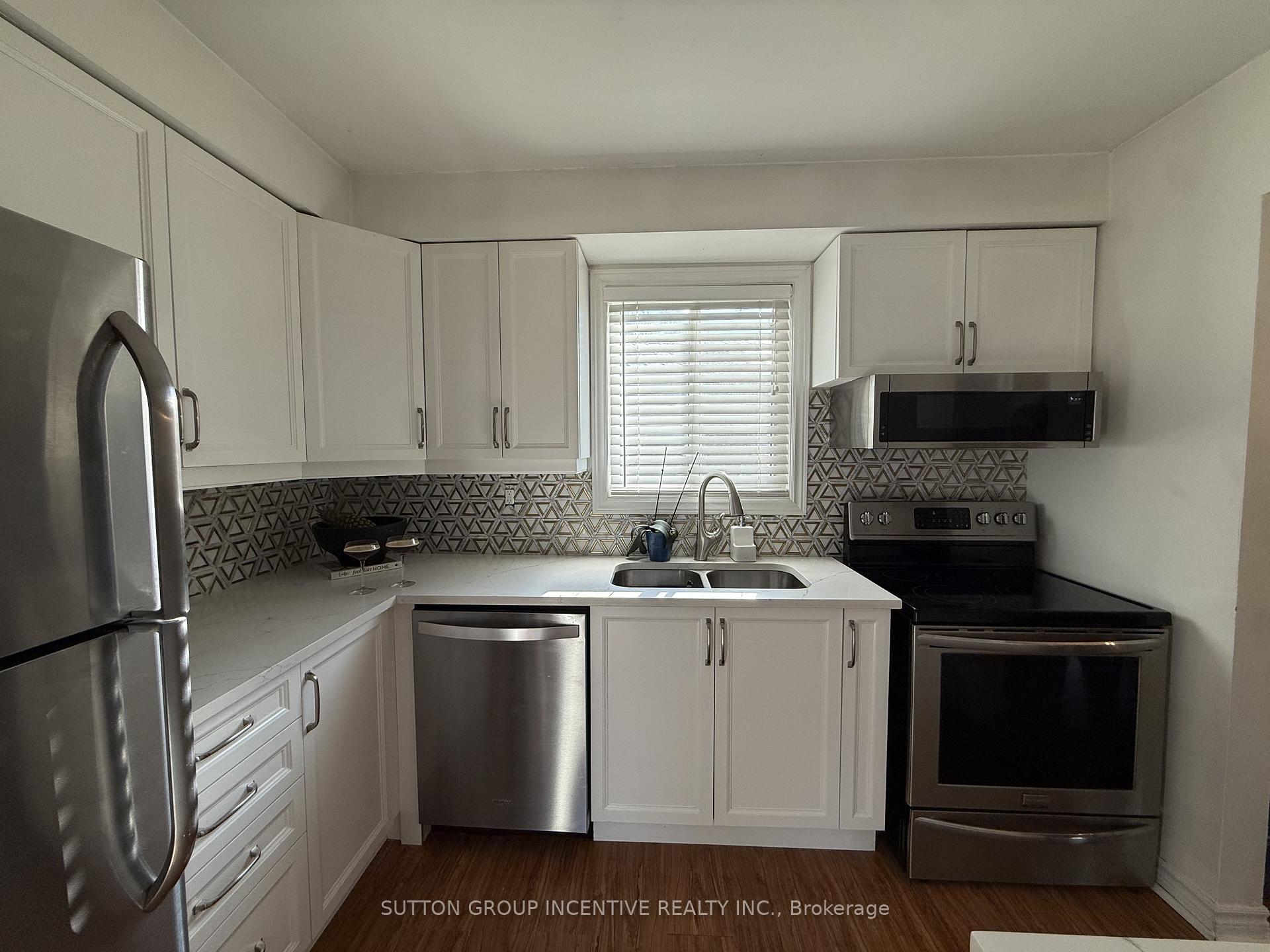 Photo 7 of 24 Frost Trail, Barrie, Letitia Heights — HOMEH