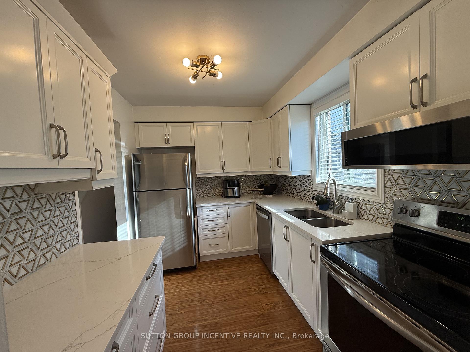 Photo 8 of 24 Frost Trail, Barrie, Letitia Heights — HOMEH