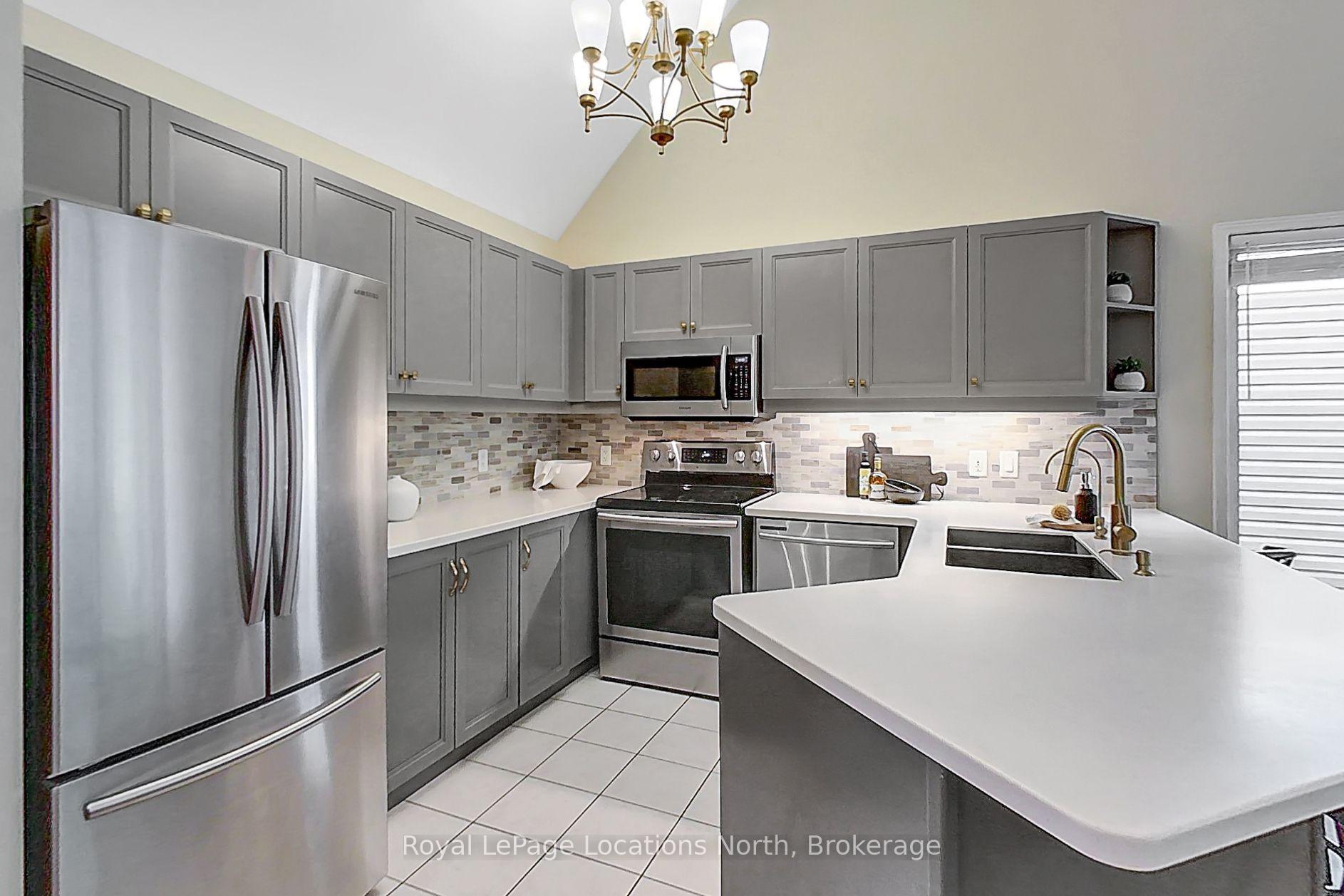 Photo 4 of 25 Green Briar Drive, Collingwood — HOMEH