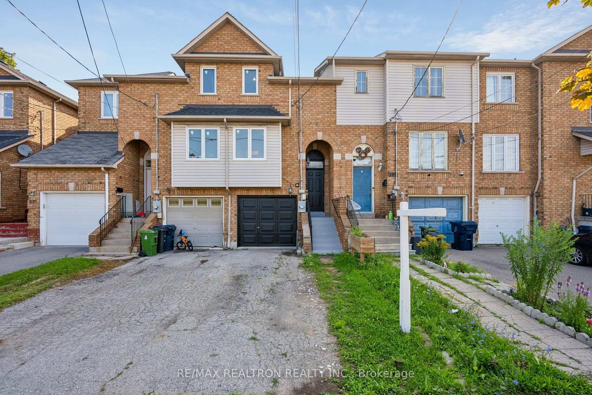Photo 2 of 19 Warner Avenue, North York, Victoria Village — HOMEH