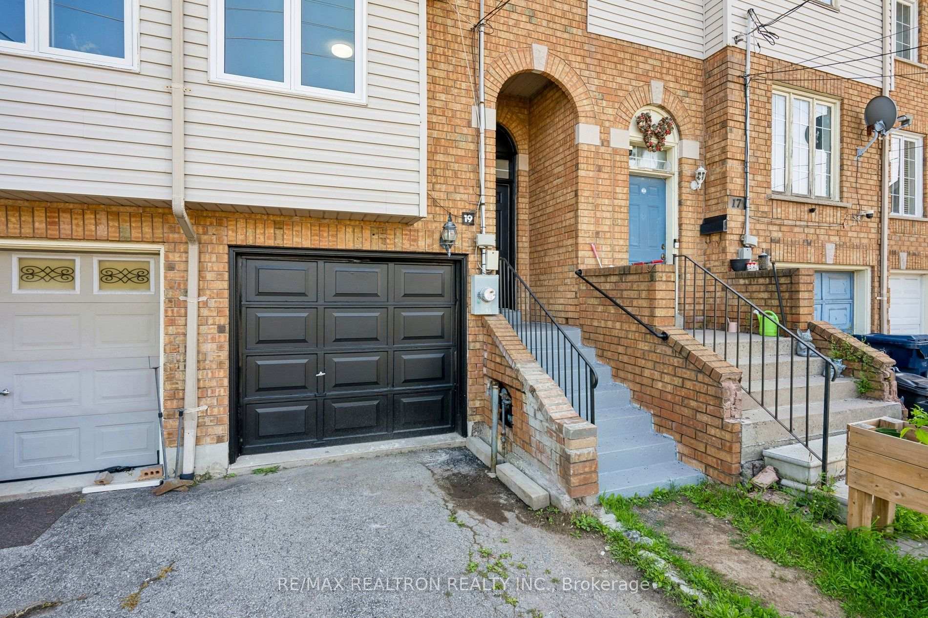Photo 3 of 19 Warner Avenue, North York, Victoria Village — HOMEH