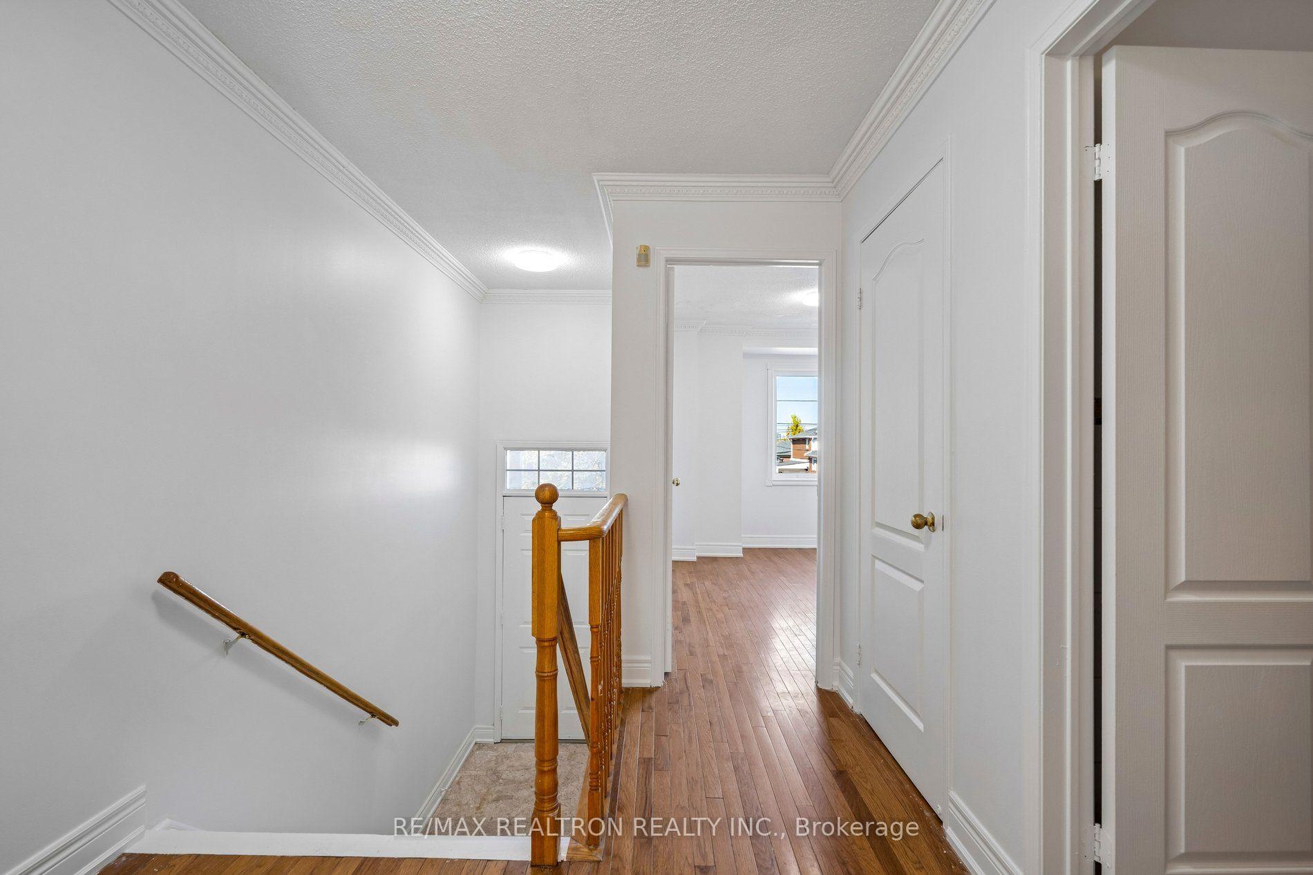 Photo 5 of 19 Warner Avenue, North York, Victoria Village — HOMEH