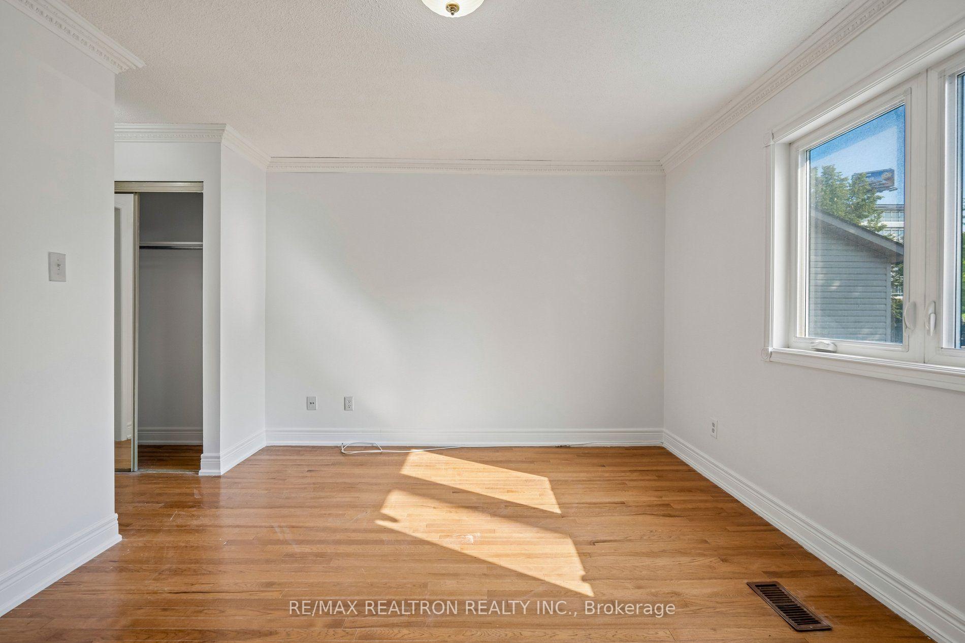 Photo 16 of 19 Warner Avenue, North York, Victoria Village — HOMEH