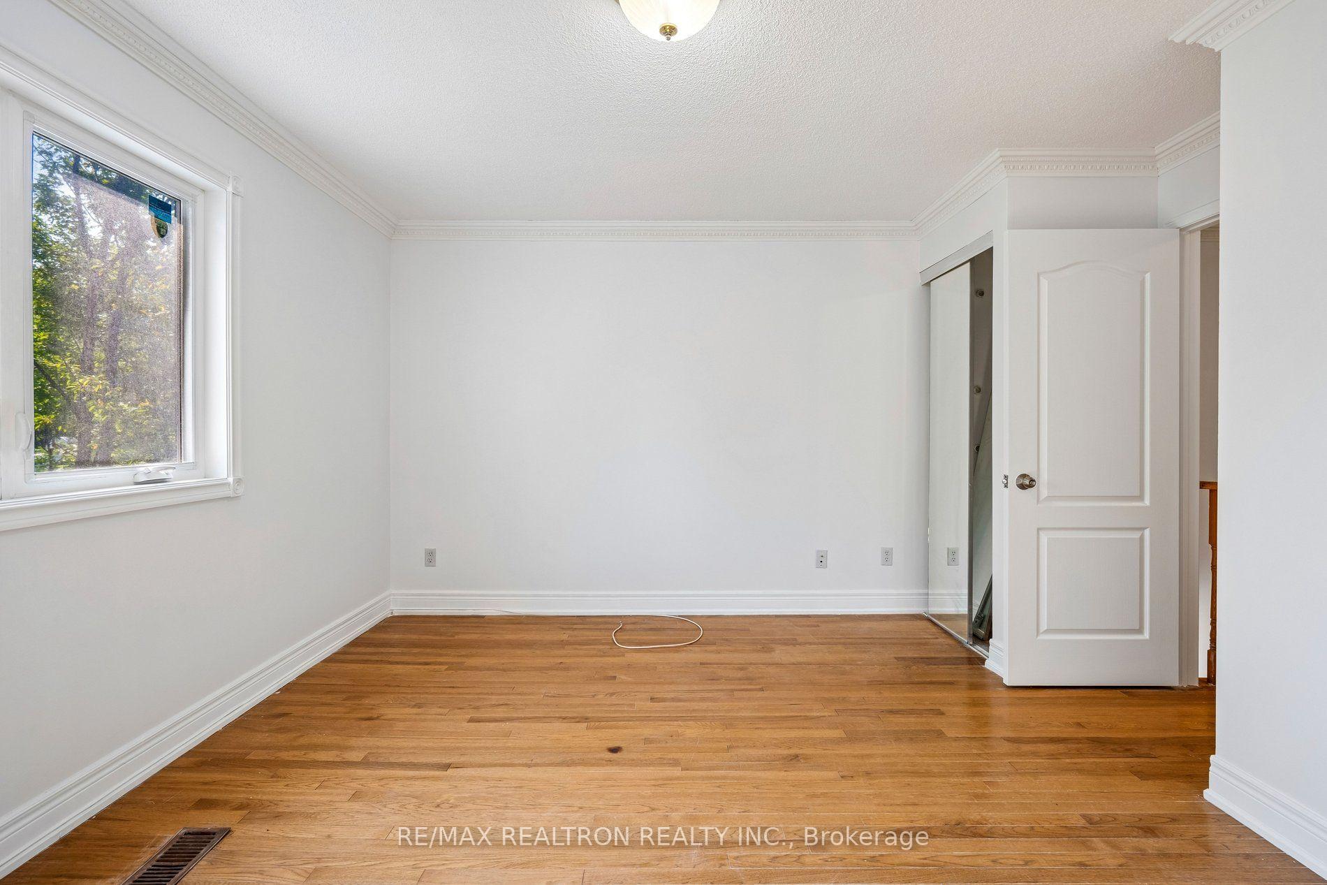 Photo 18 of 19 Warner Avenue, North York, Victoria Village — HOMEH