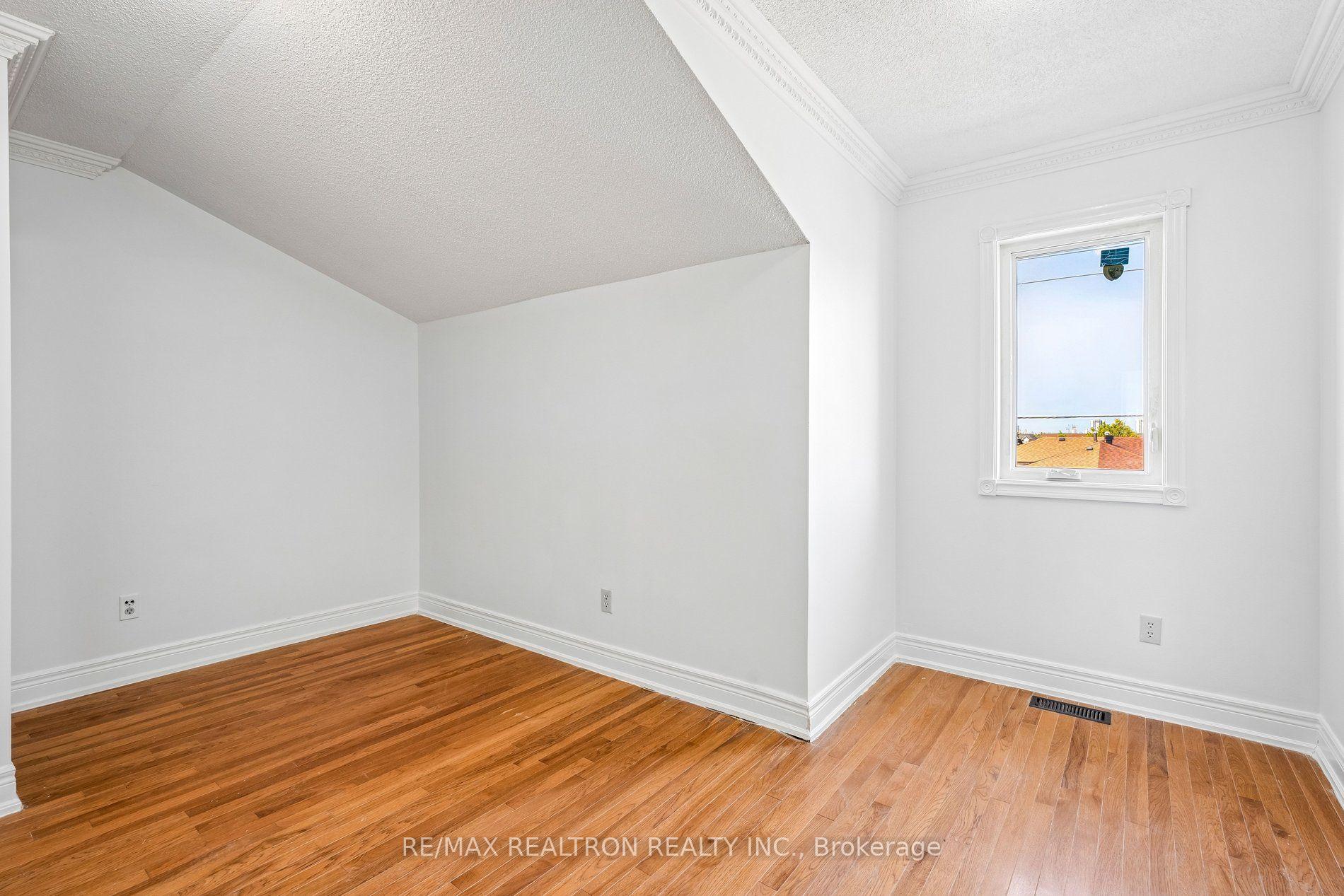 Photo 22 of 19 Warner Avenue, North York, Victoria Village — HOMEH