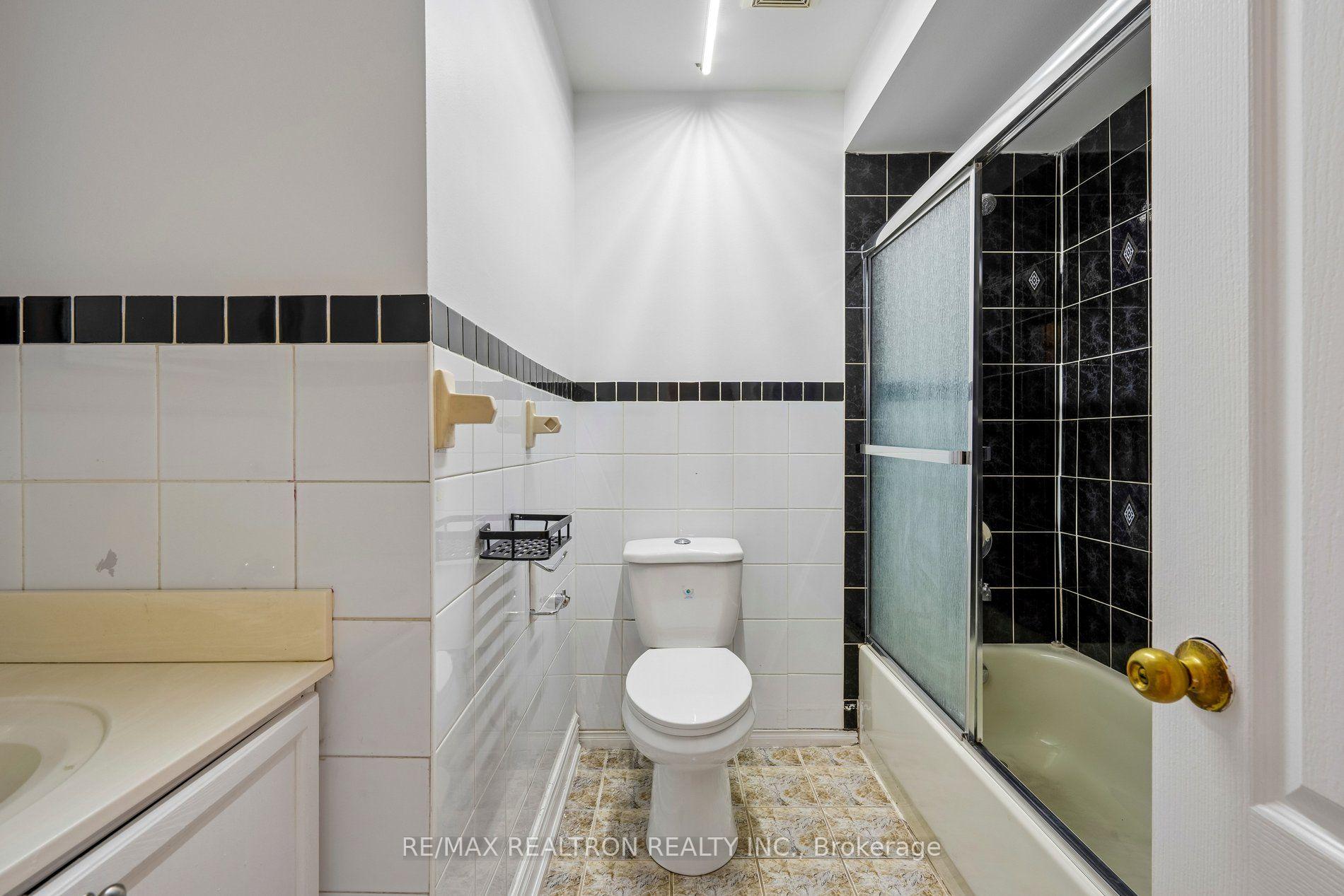 Photo 24 of 19 Warner Avenue, North York, Victoria Village — HOMEH