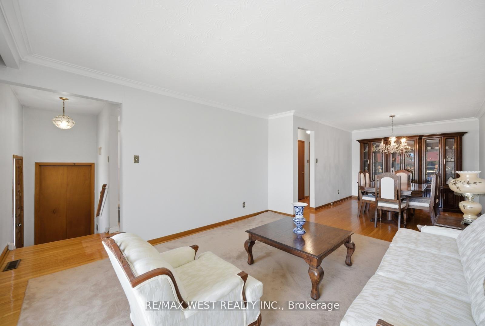 Photo 3 of 111 Shoreham Drive, North York, Black Creek — HOMEH