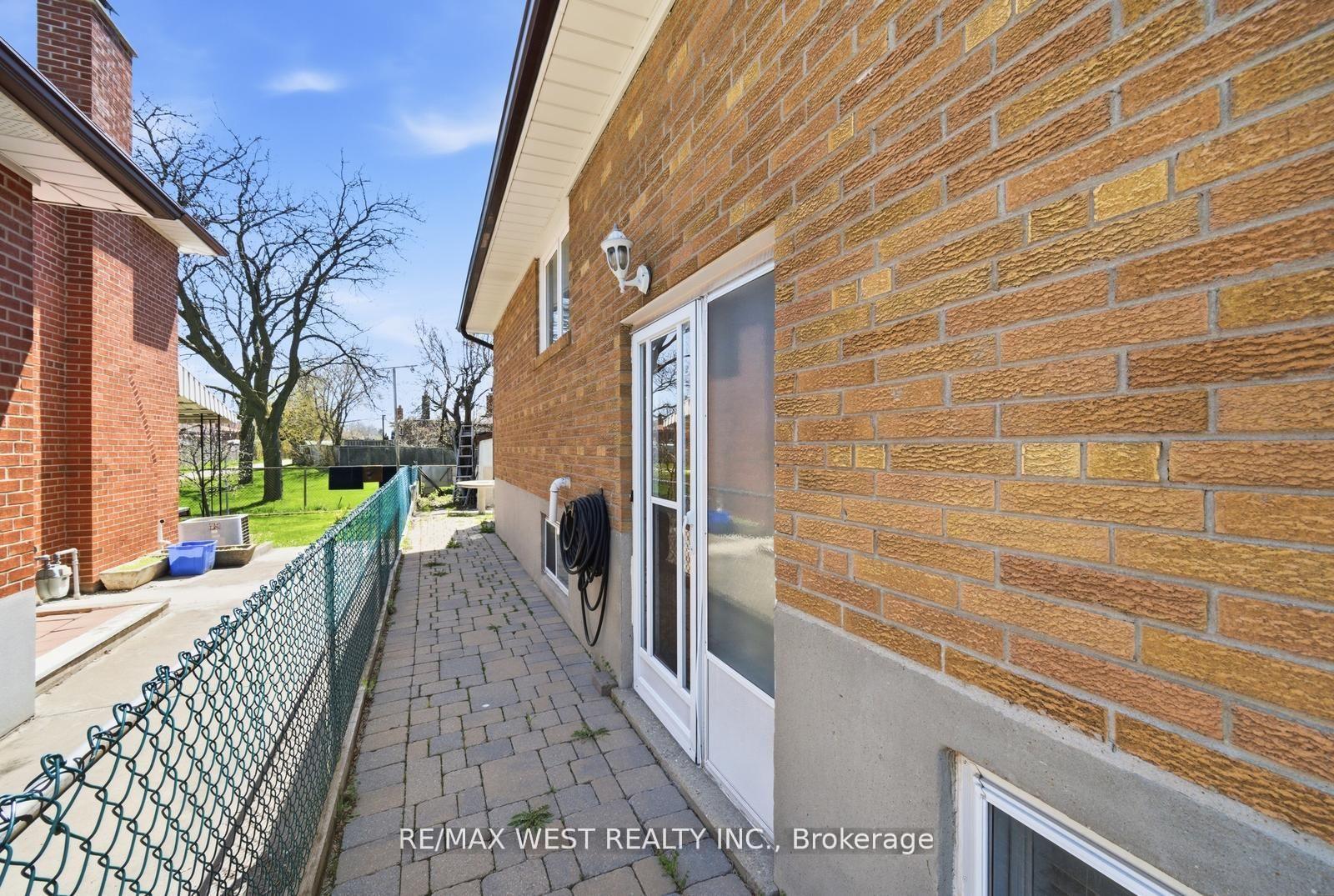 Photo 27 of 111 Shoreham Drive, North York, Black Creek — HOMEH