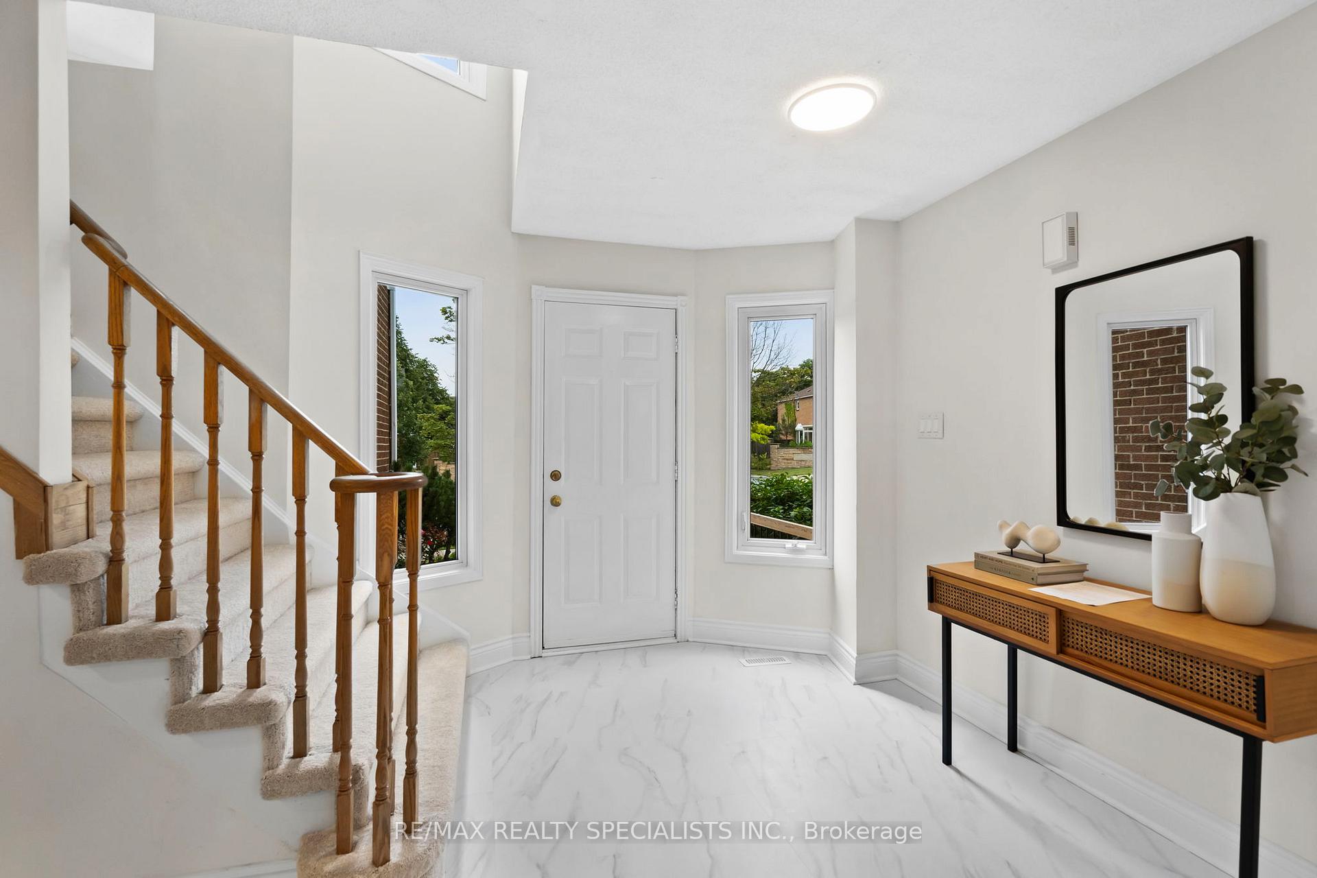 Photo 2 of 38 Springfield Way, Vaughan, Crestwood-Springfarm-Yorkhill — HOMEH