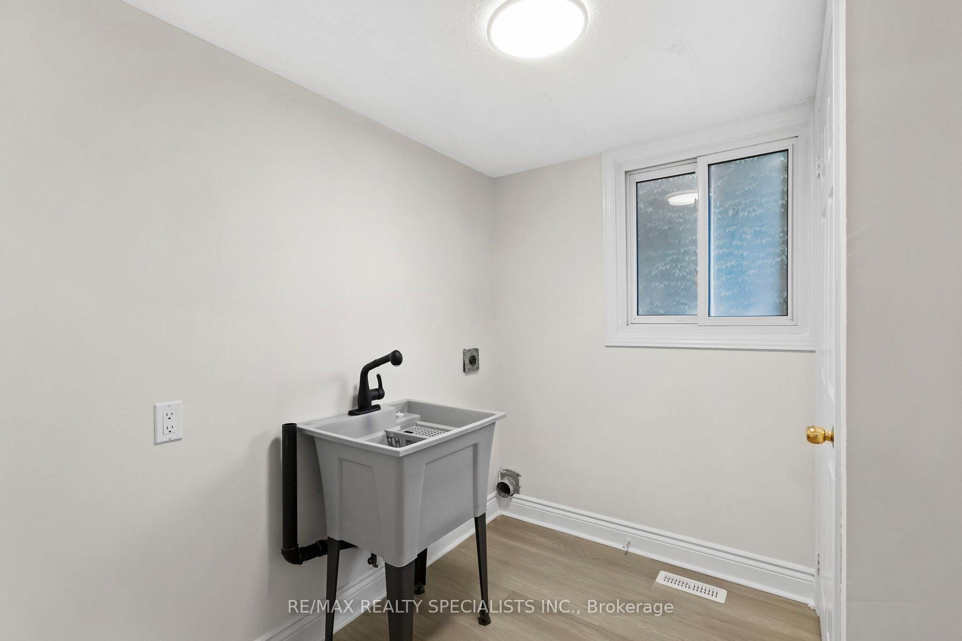 Photo 21 of 38 Springfield Way, Vaughan, Crestwood-Springfarm-Yorkhill — HOMEH