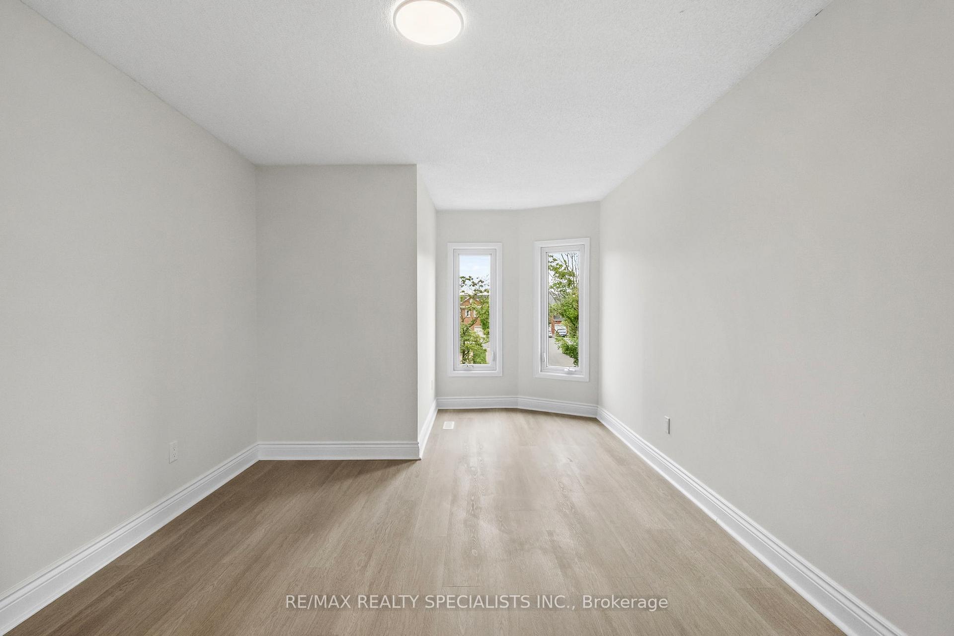 Photo 34 of 38 Springfield Way, Vaughan, Crestwood-Springfarm-Yorkhill — HOMEH