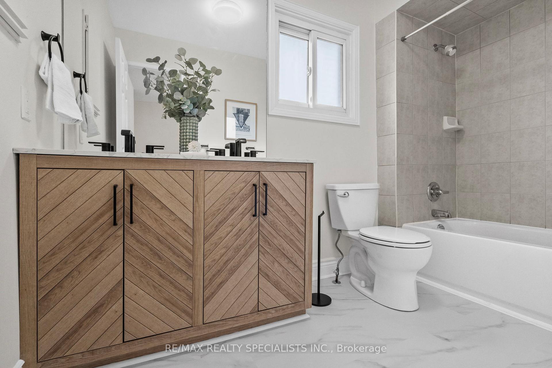 Photo 35 of 38 Springfield Way, Vaughan, Crestwood-Springfarm-Yorkhill — HOMEH
