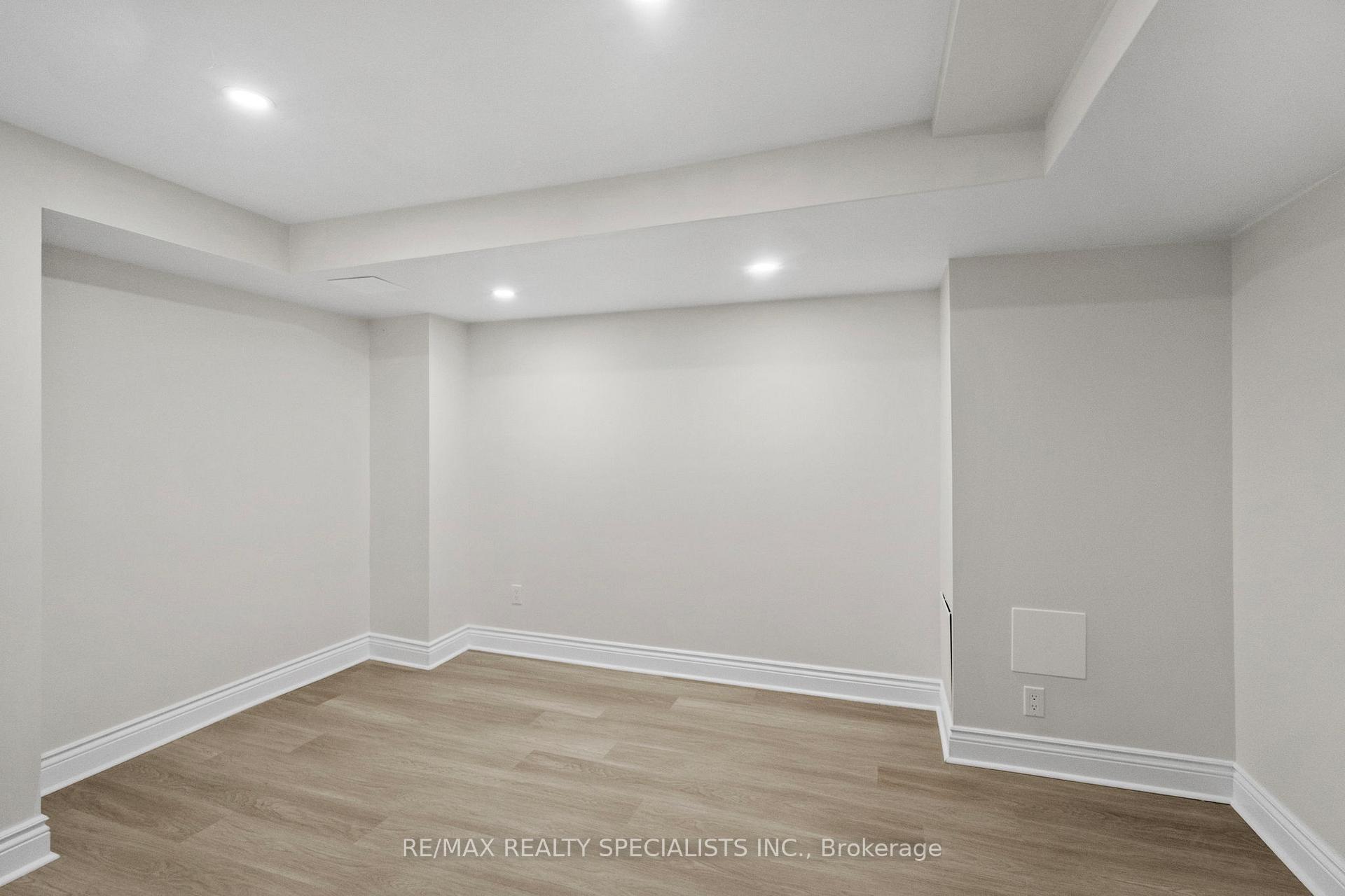 Photo 41 of 38 Springfield Way, Vaughan, Crestwood-Springfarm-Yorkhill — HOMEH