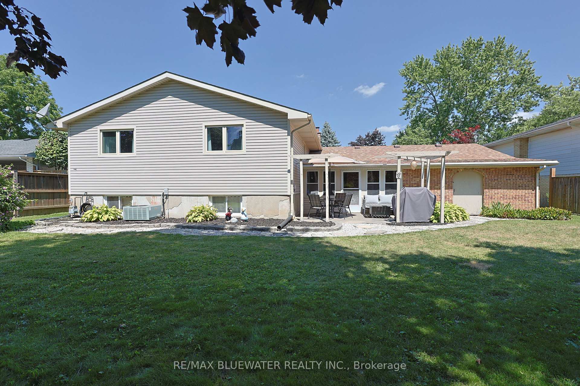 Photo 3 of 290 Anna Street, North Middlesex, Parkhill — HOMEH