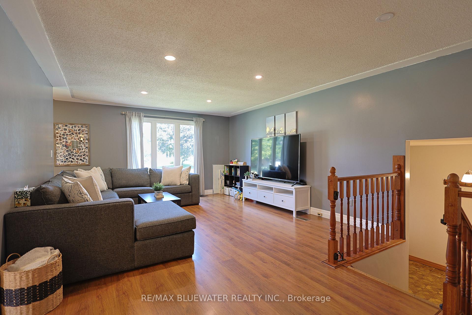 Photo 4 of 290 Anna Street, North Middlesex, Parkhill — HOMEH