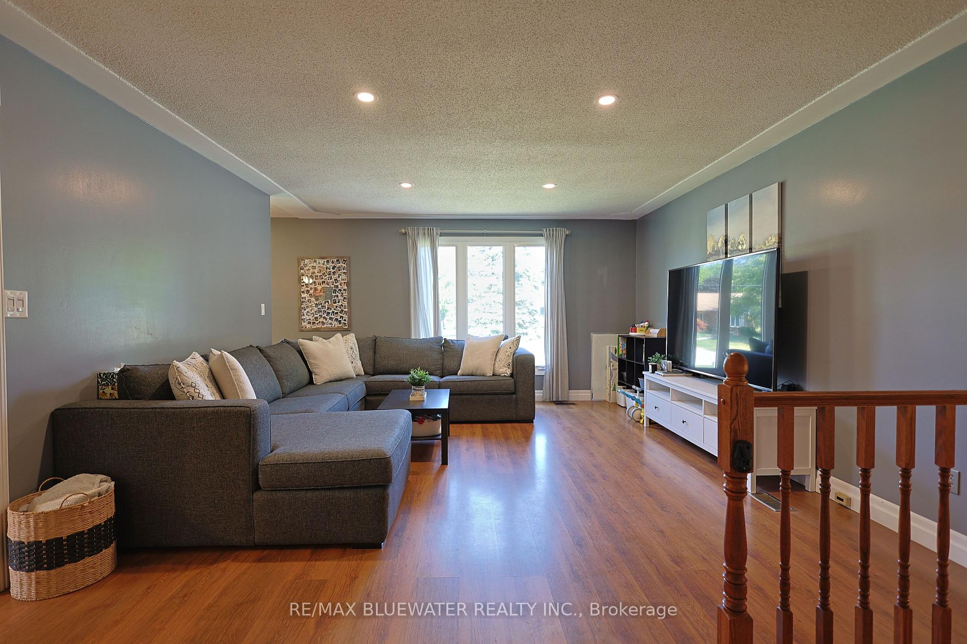 Photo 14 of 290 Anna Street, North Middlesex, Parkhill — HOMEH