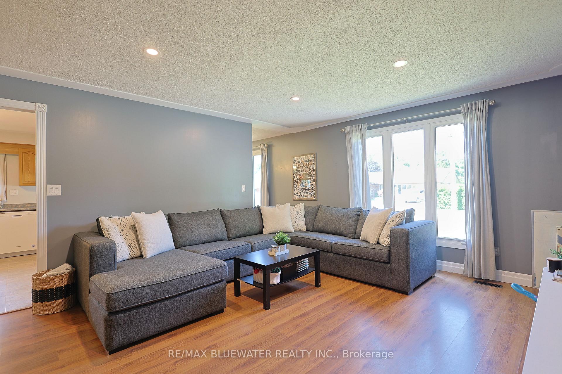 Photo 15 of 290 Anna Street, North Middlesex, Parkhill — HOMEH