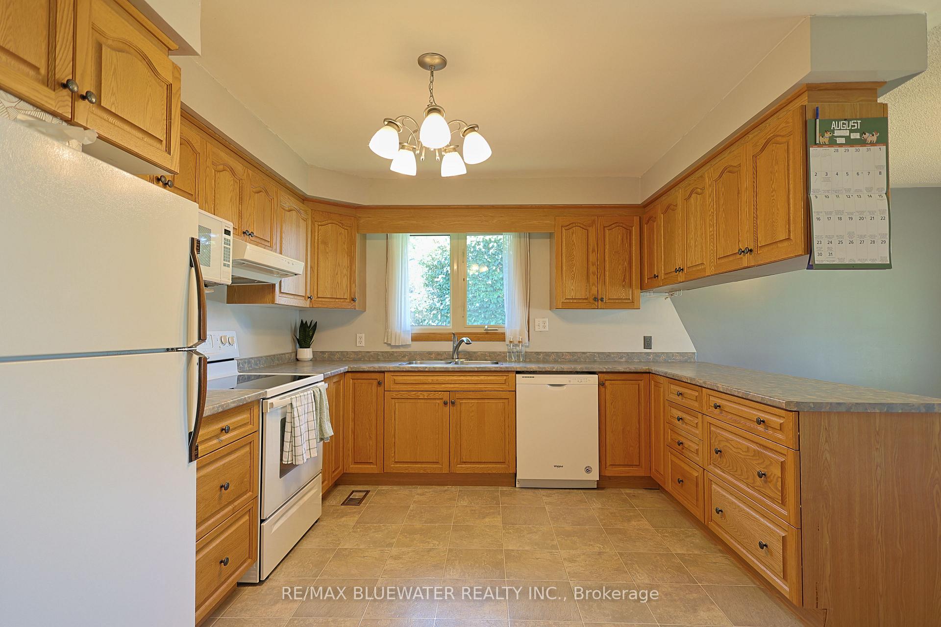 Photo 23 of 290 Anna Street, North Middlesex, Parkhill — HOMEH