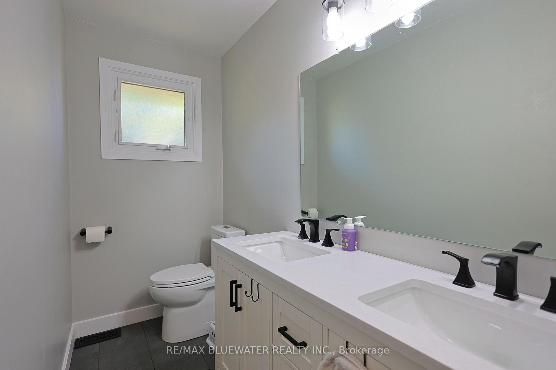 Photo 34 of 290 Anna Street, North Middlesex, Parkhill — HOMEH
