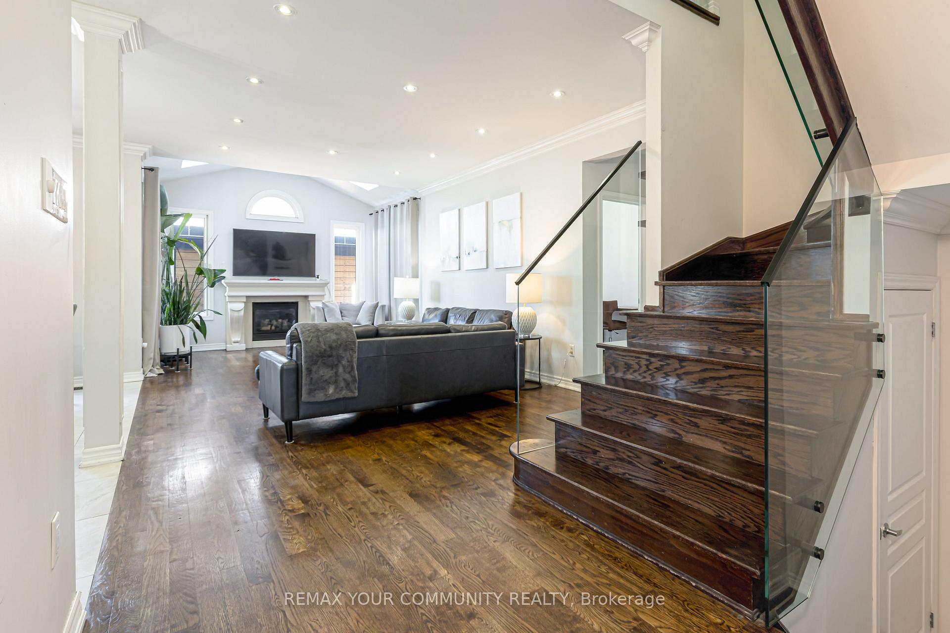 Photo 9 of 47 Vandervoort Drive, Richmond Hill, Jefferson — HOMEH
