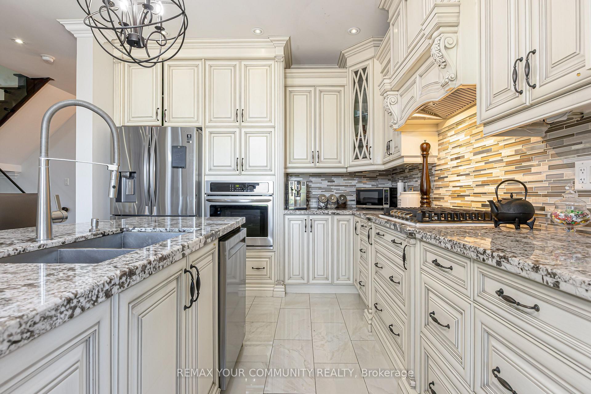 Photo 10 of 47 Vandervoort Drive, Richmond Hill, Jefferson — HOMEH
