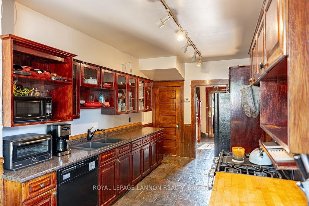 Photo 18 of 637 Catherine St., Thunder Bay, Hyde Park — HOMEH