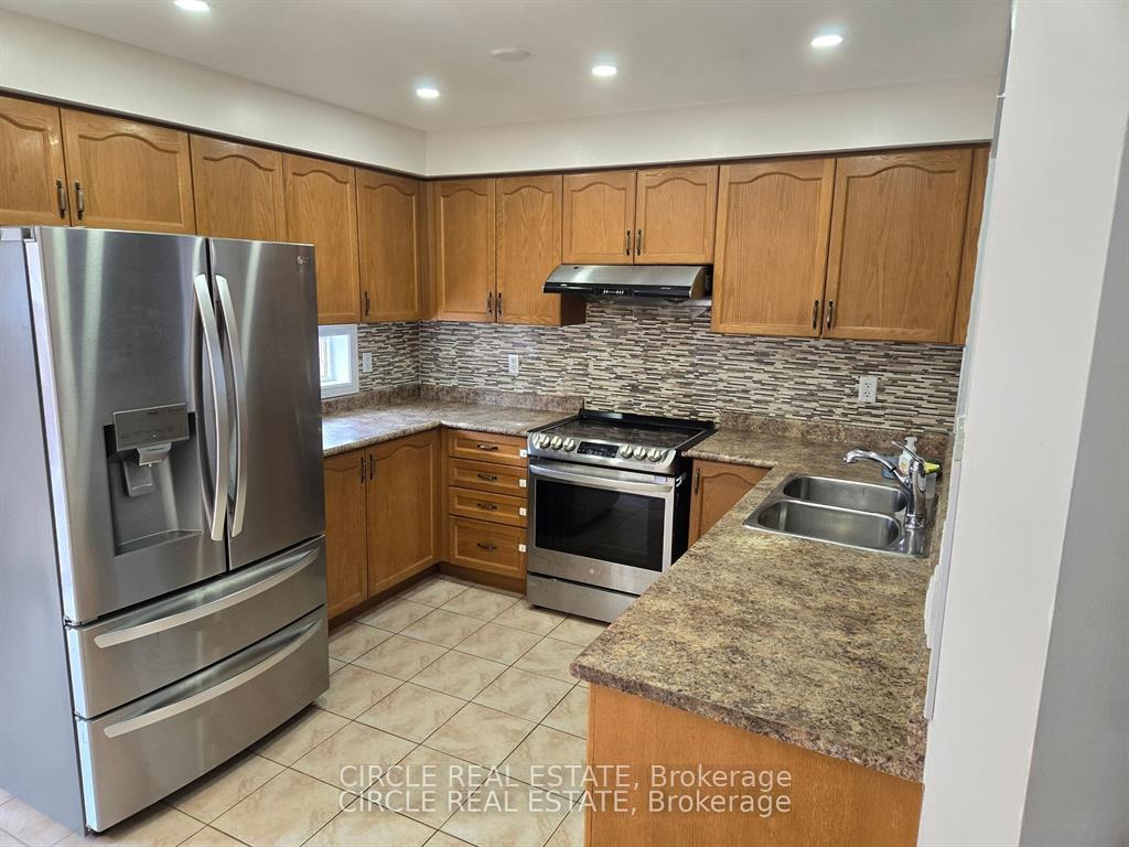 Photo 7 of 27 belinda Drive, Brampton, Fletcher's Meadow — HOMEH