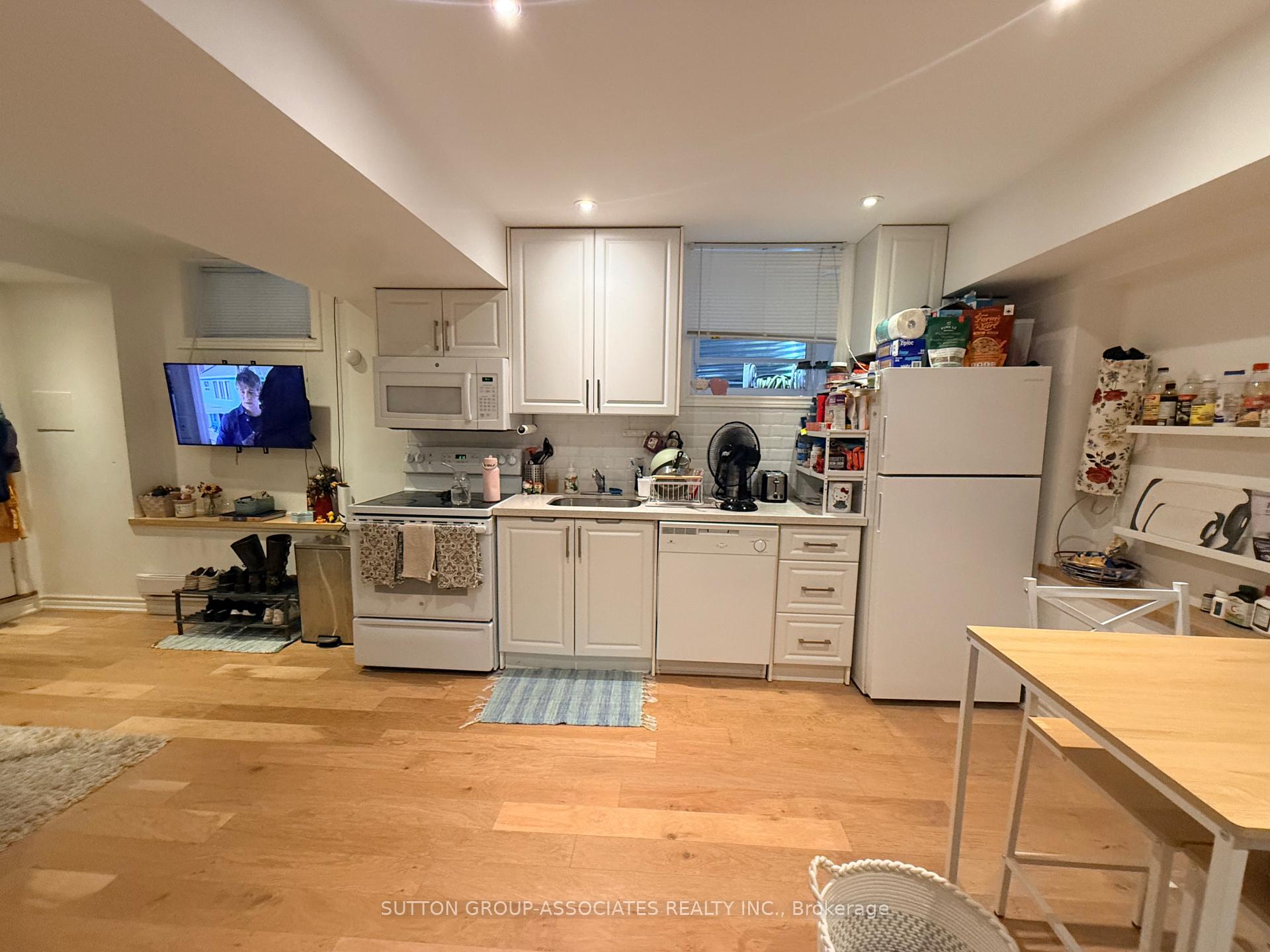 Photo 2 of Unit Lower, 125 Walmer Road, Toronto, The Annex — HOMEH